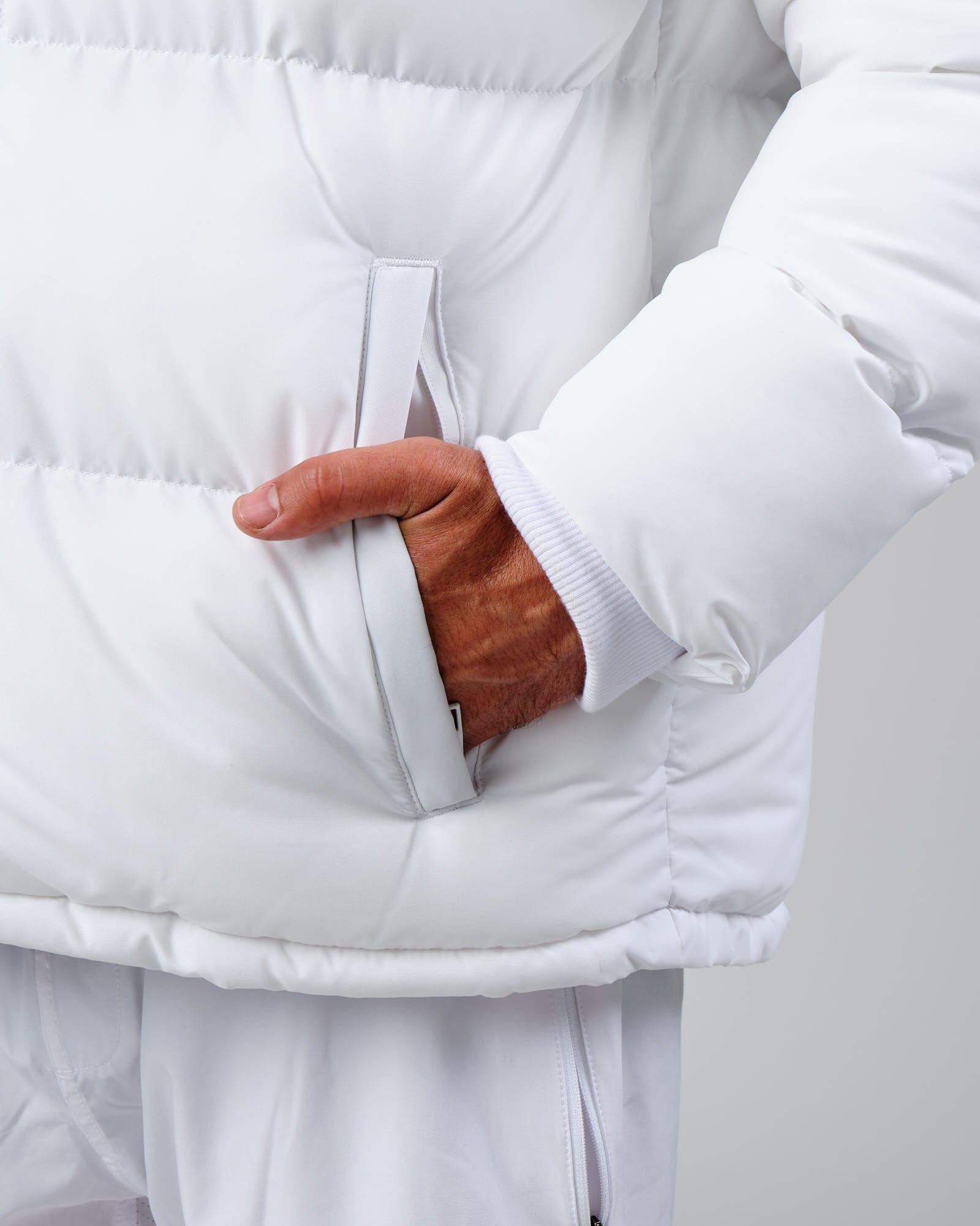 Model wearing Roasted Puffer Jacket Oversize 22 - White