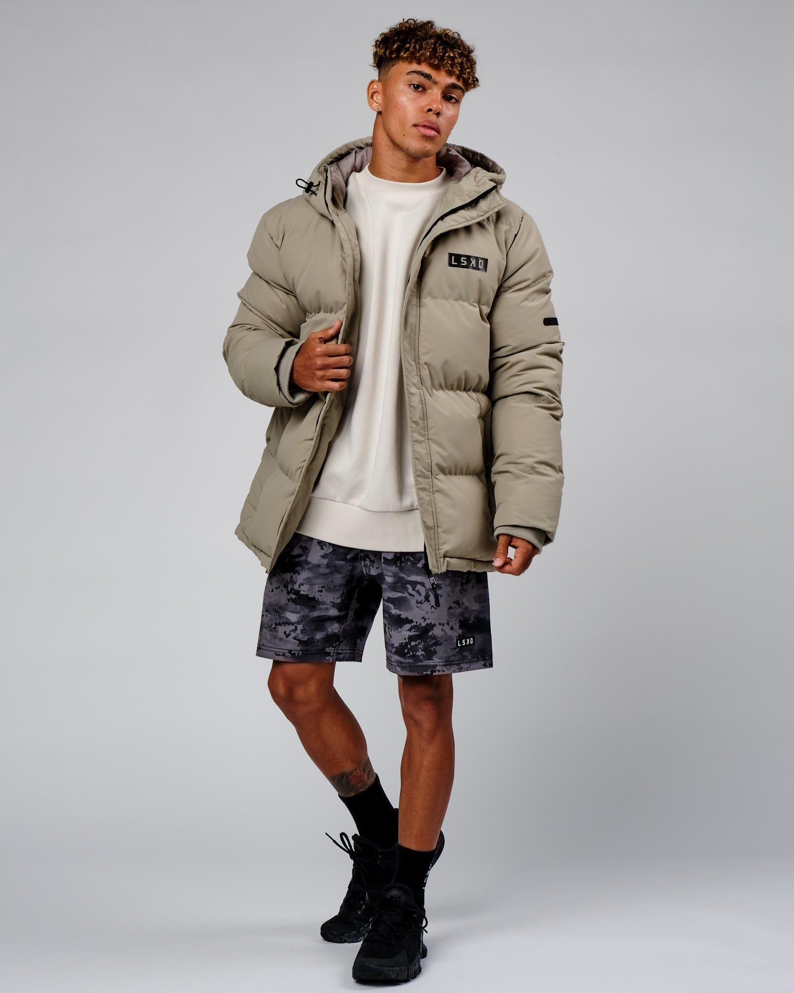 Model wearing Roasted Puffer Jacket Oversize 22 - Laurel Oak