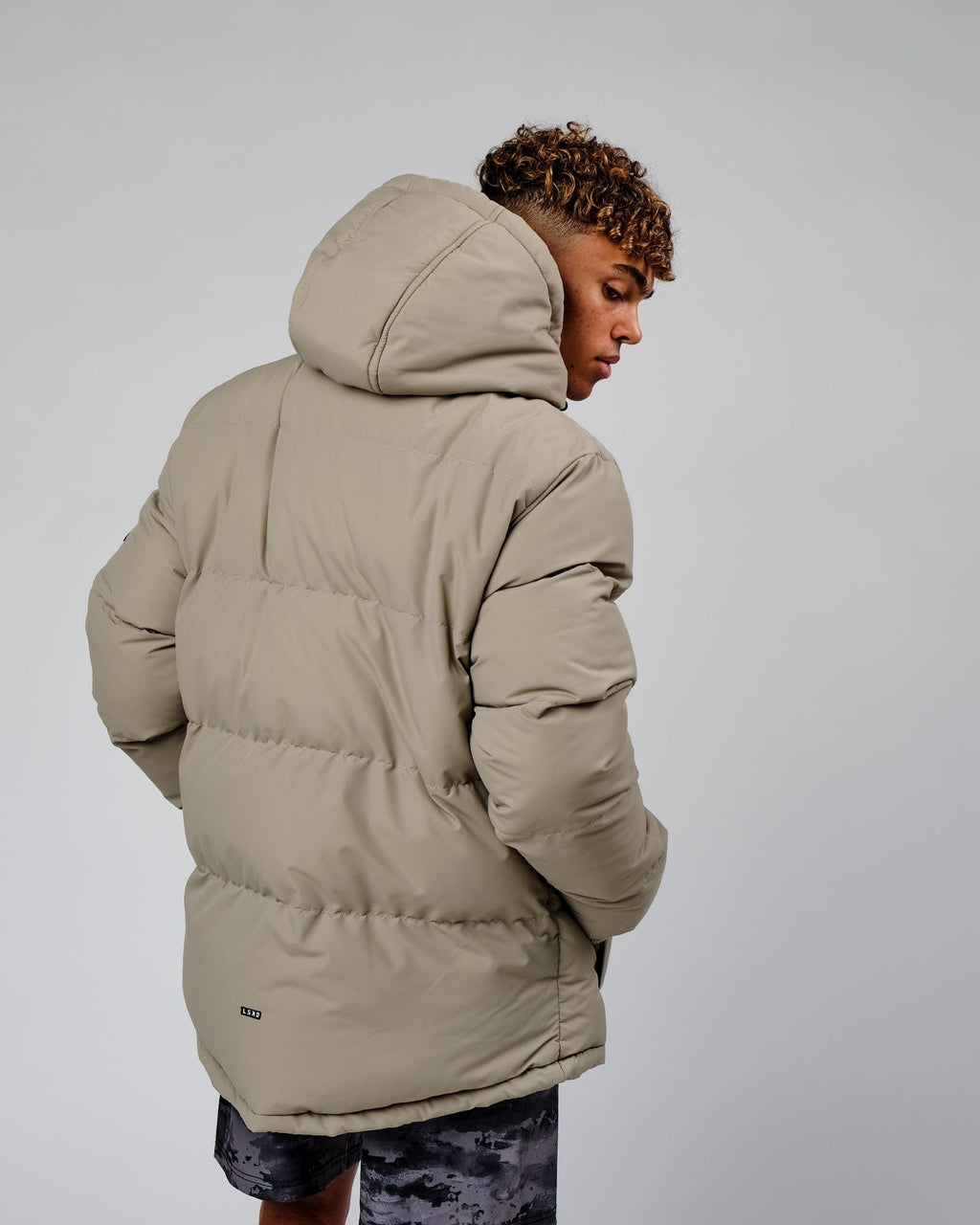 Model wearing Roasted Puffer Jacket Oversize 22 - Laurel Oak
