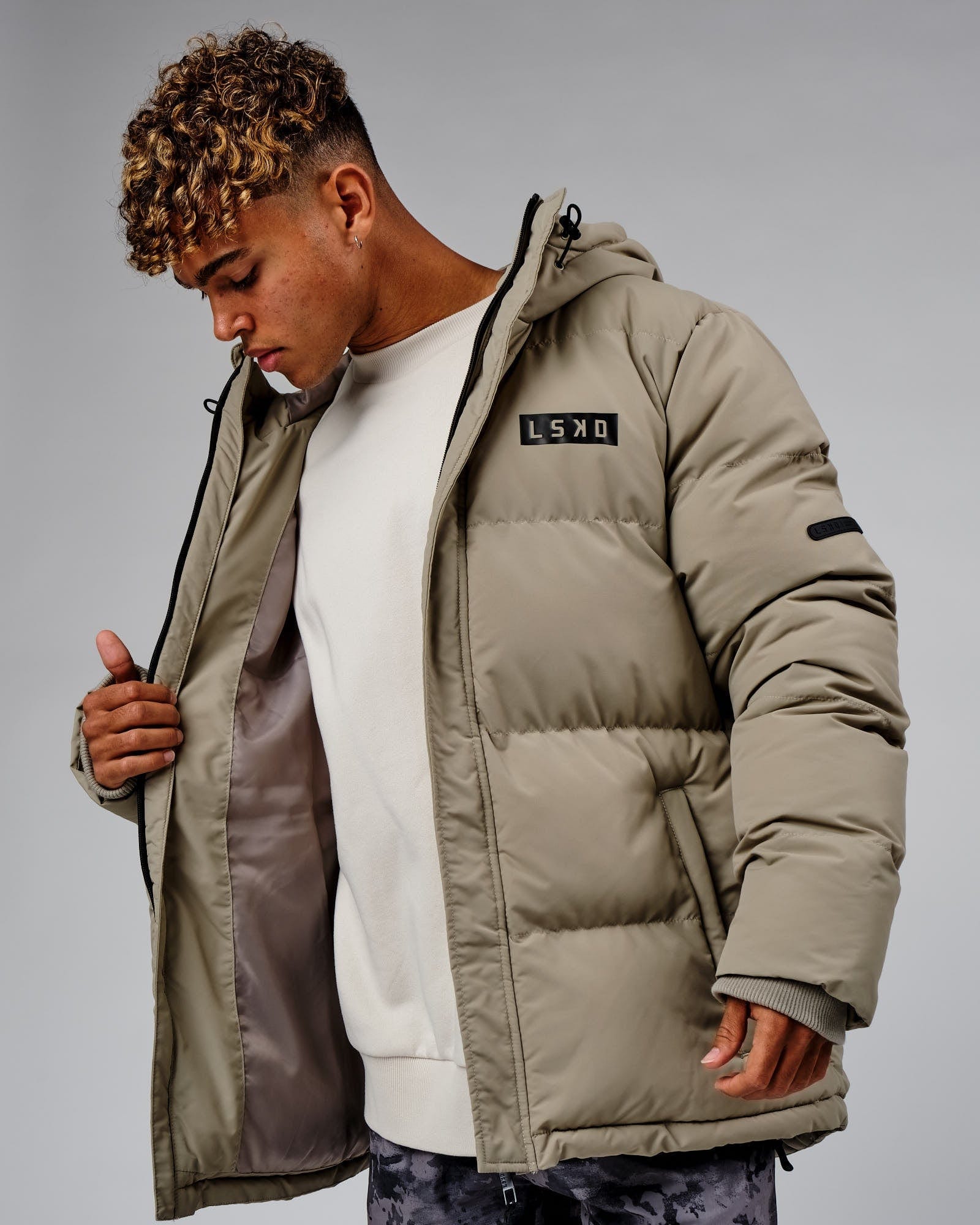 Model wearing Roasted Puffer Jacket Oversize 22 - Laurel Oak