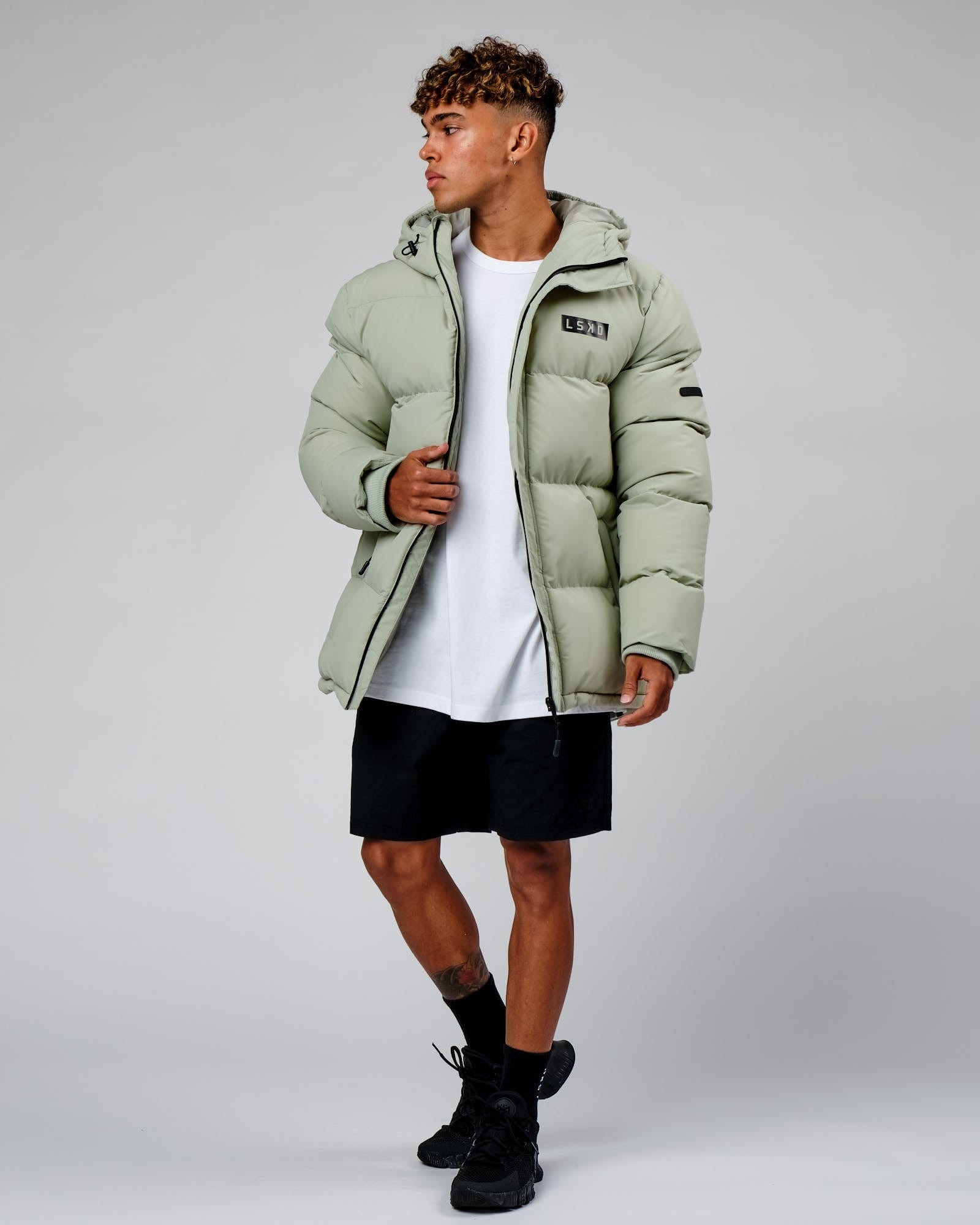 Model wearing Roasted Puffer Jacket Oversize 22 - Desert Sage