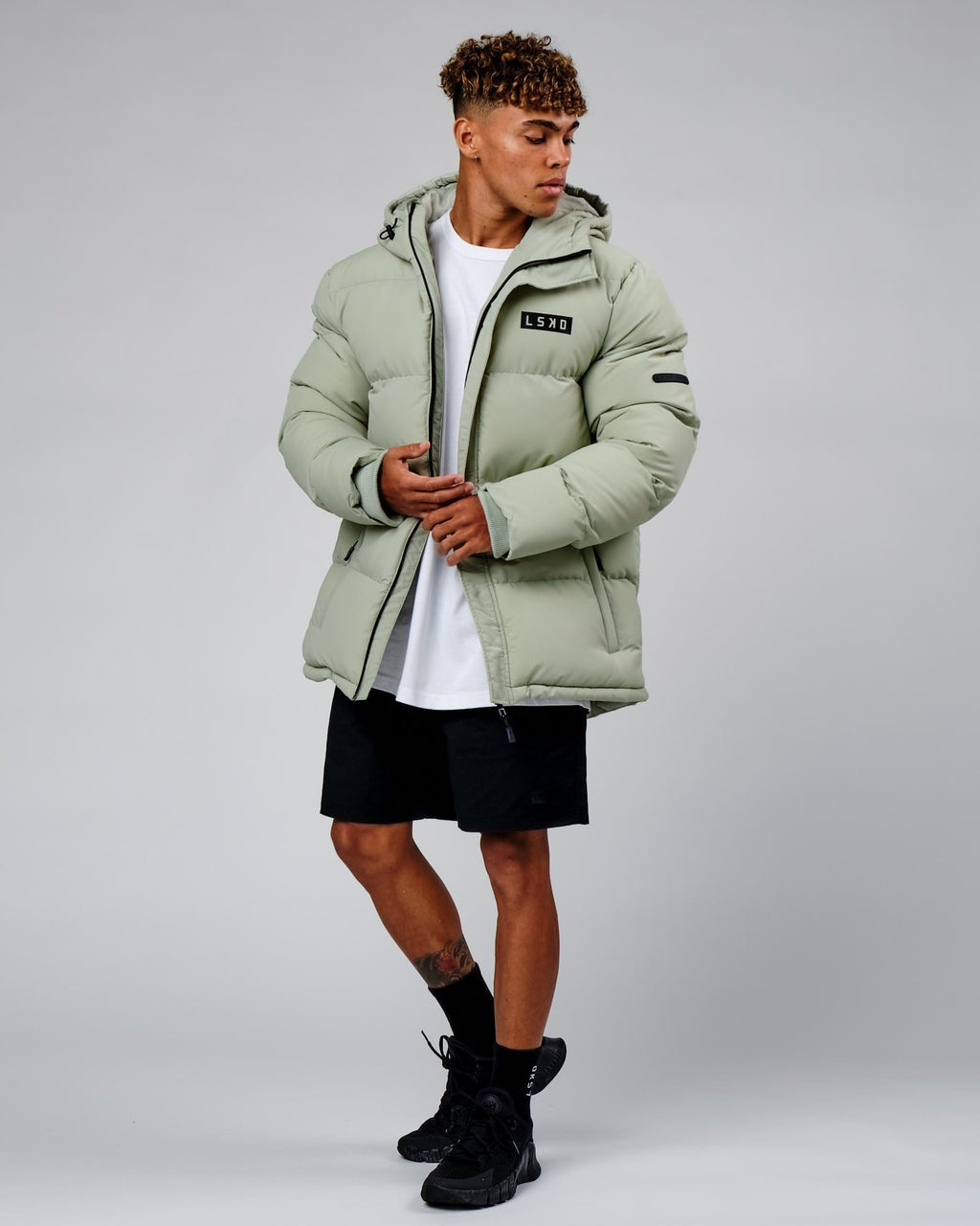 Model wearing Roasted Puffer Jacket Oversize 22 - Desert Sage