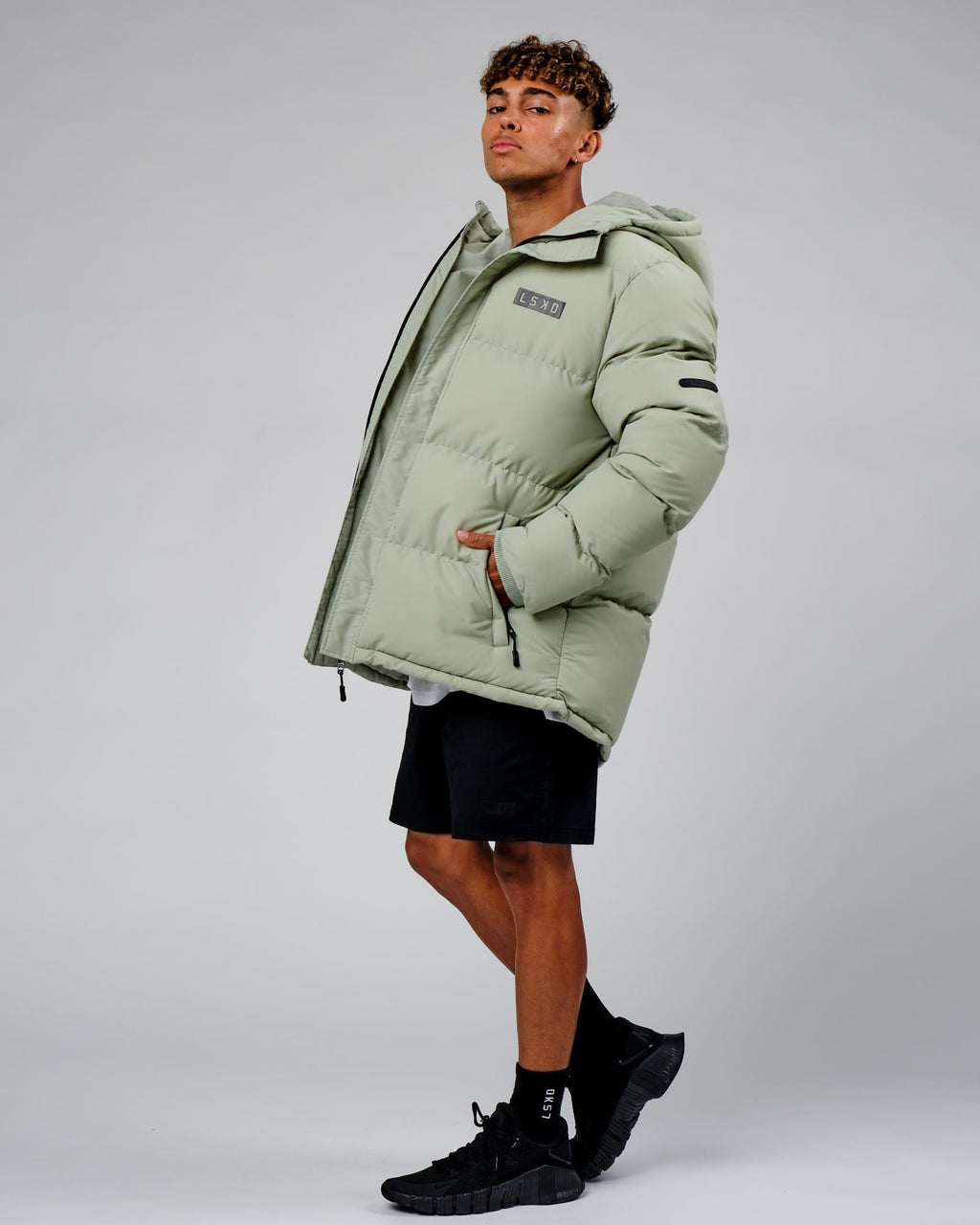 Model wearing Roasted Puffer Jacket Oversize 22 - Desert Sage