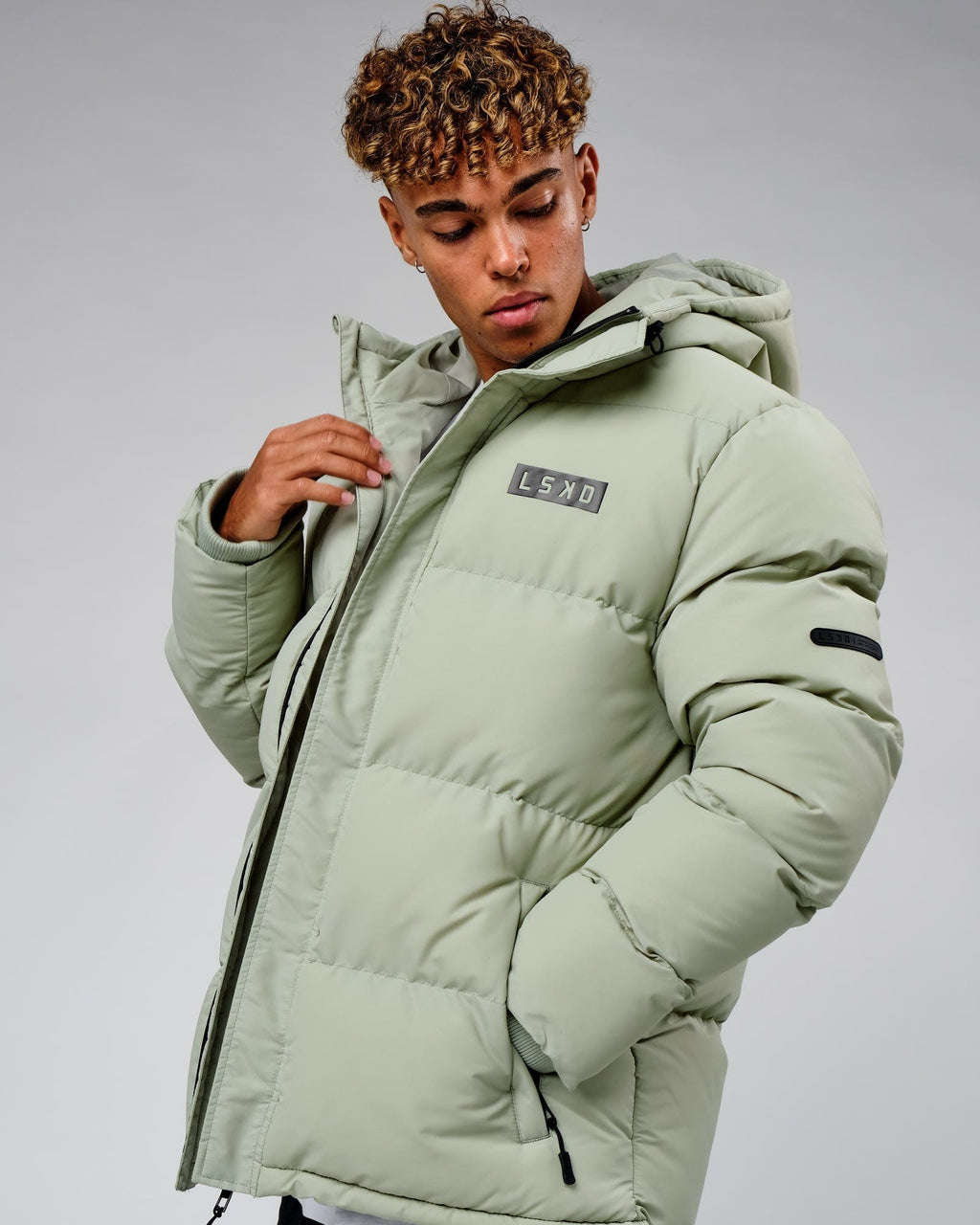 Model wearing Roasted Puffer Jacket Oversize 22 - Desert Sage