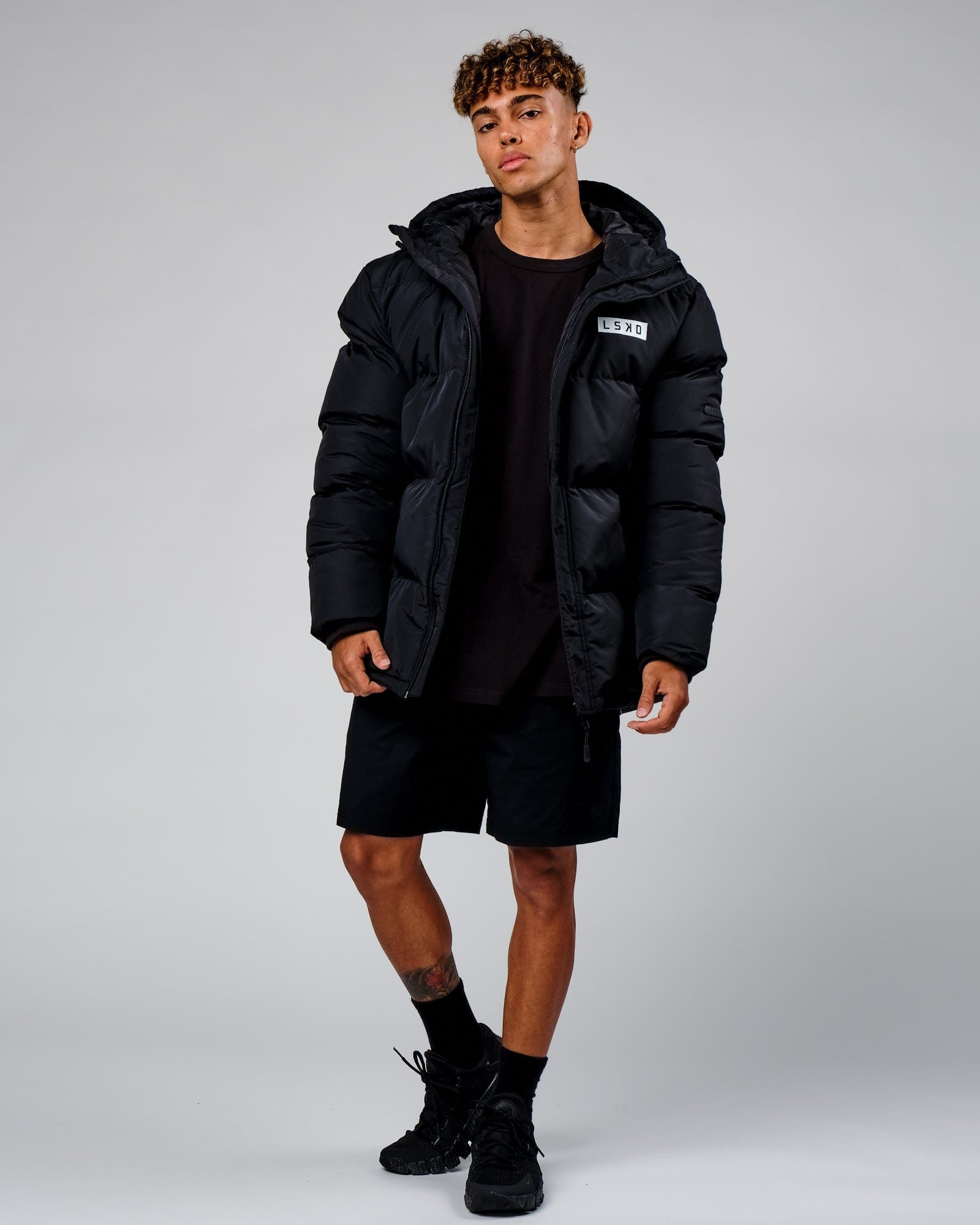 Model wearing Roasted Puffer Jacket Oversize 22 - Black