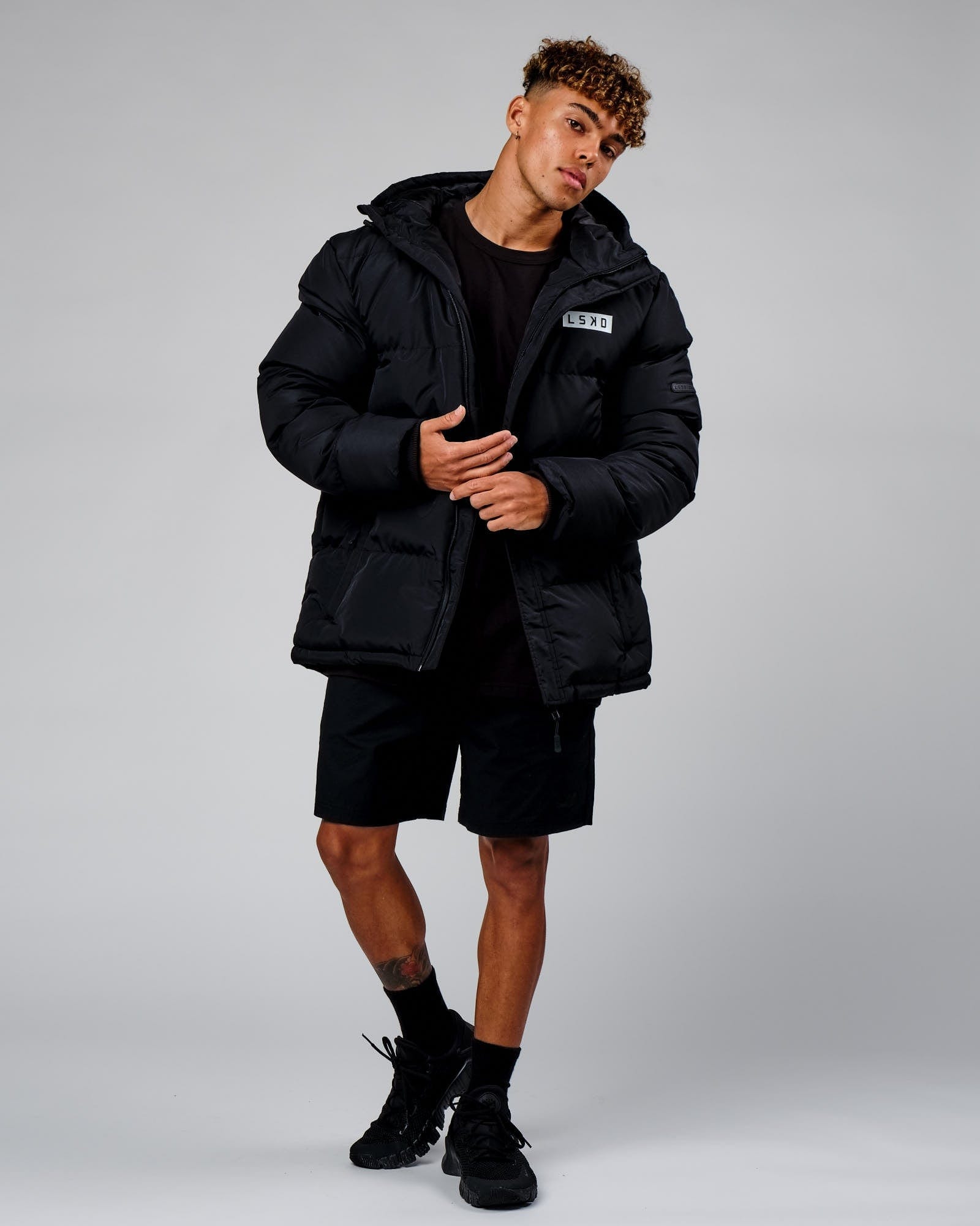 Model wearing Roasted Puffer Jacket Oversize 22 - Black