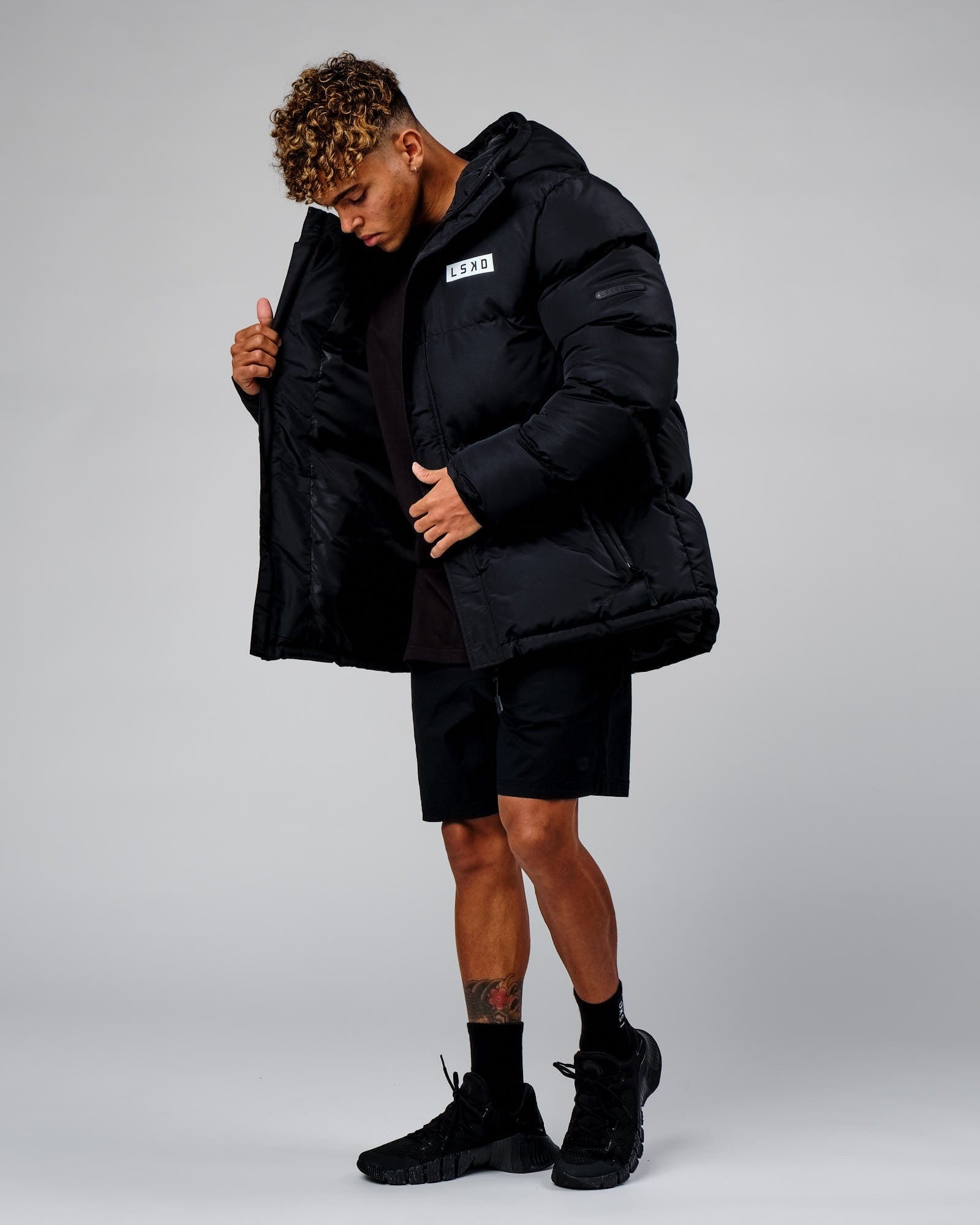 Model wearing Roasted Puffer Jacket Oversize 22 - Black