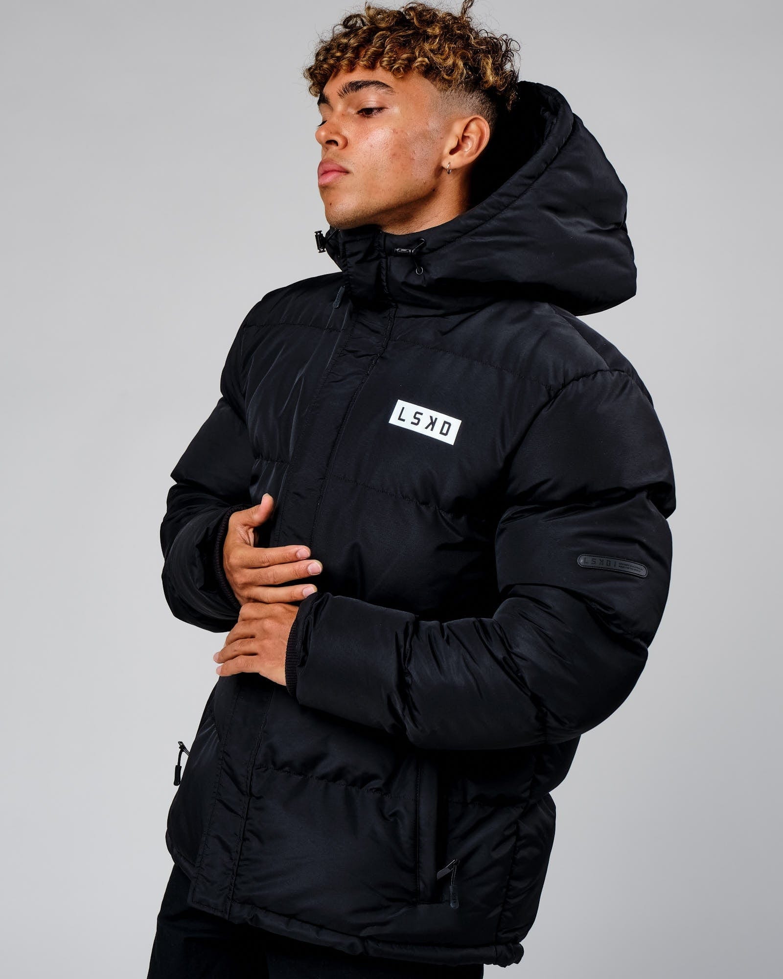 Model wearing Roasted Puffer Jacket Oversize 22 - Black