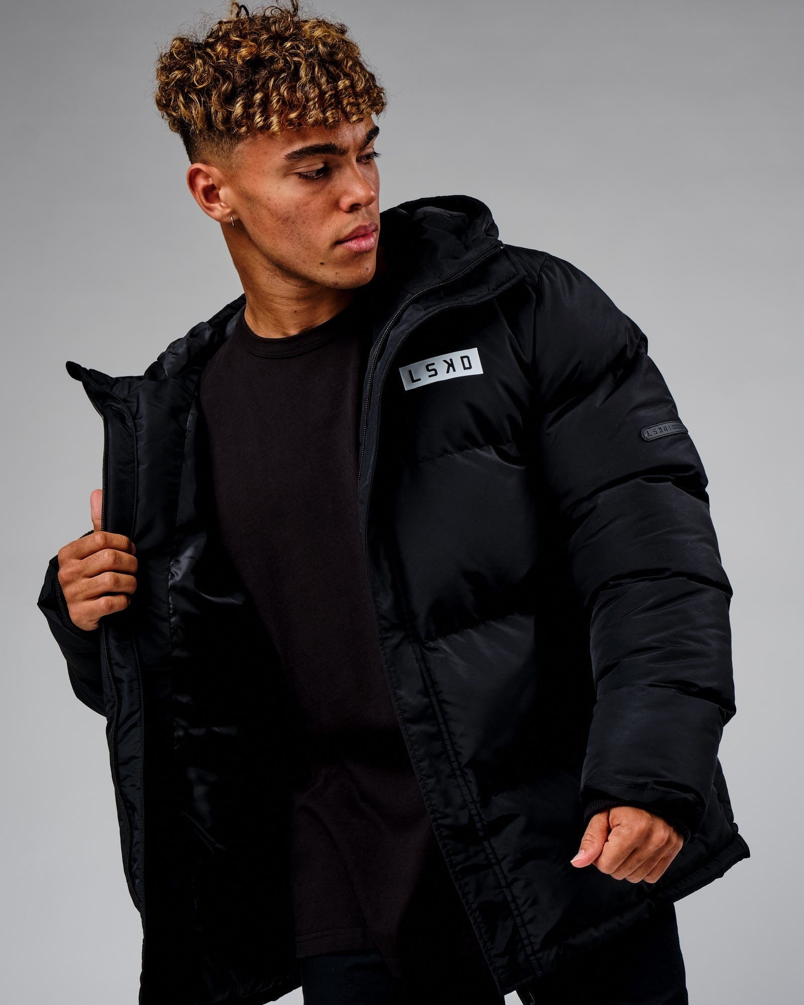 Model wearing Roasted Puffer Jacket Oversize 22 - Black