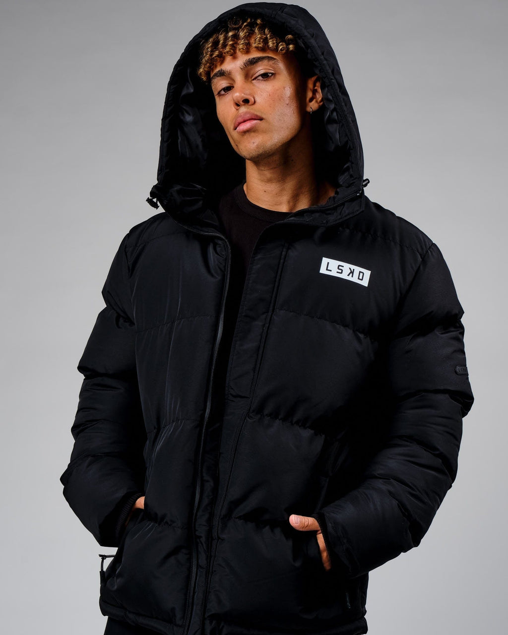 Model wearing Roasted Puffer Jacket Oversize 22 - Black