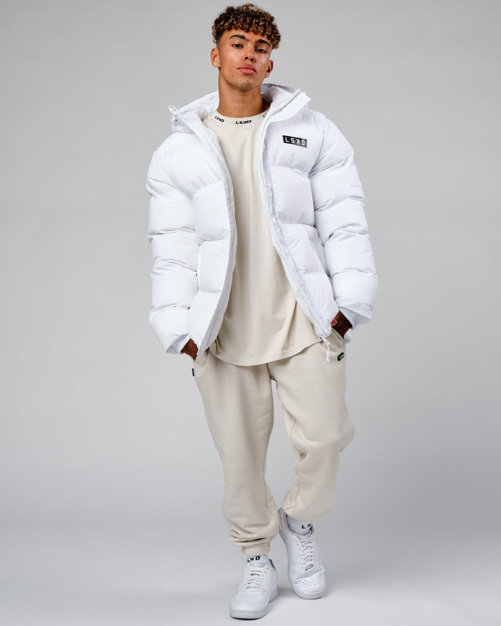Model wearing Roasted Puffer Jacket Oversize 22 - White