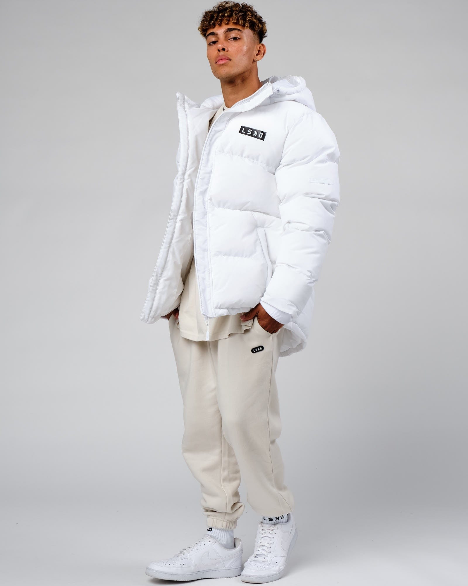 Model wearing Roasted Puffer Jacket Oversize 22 - White