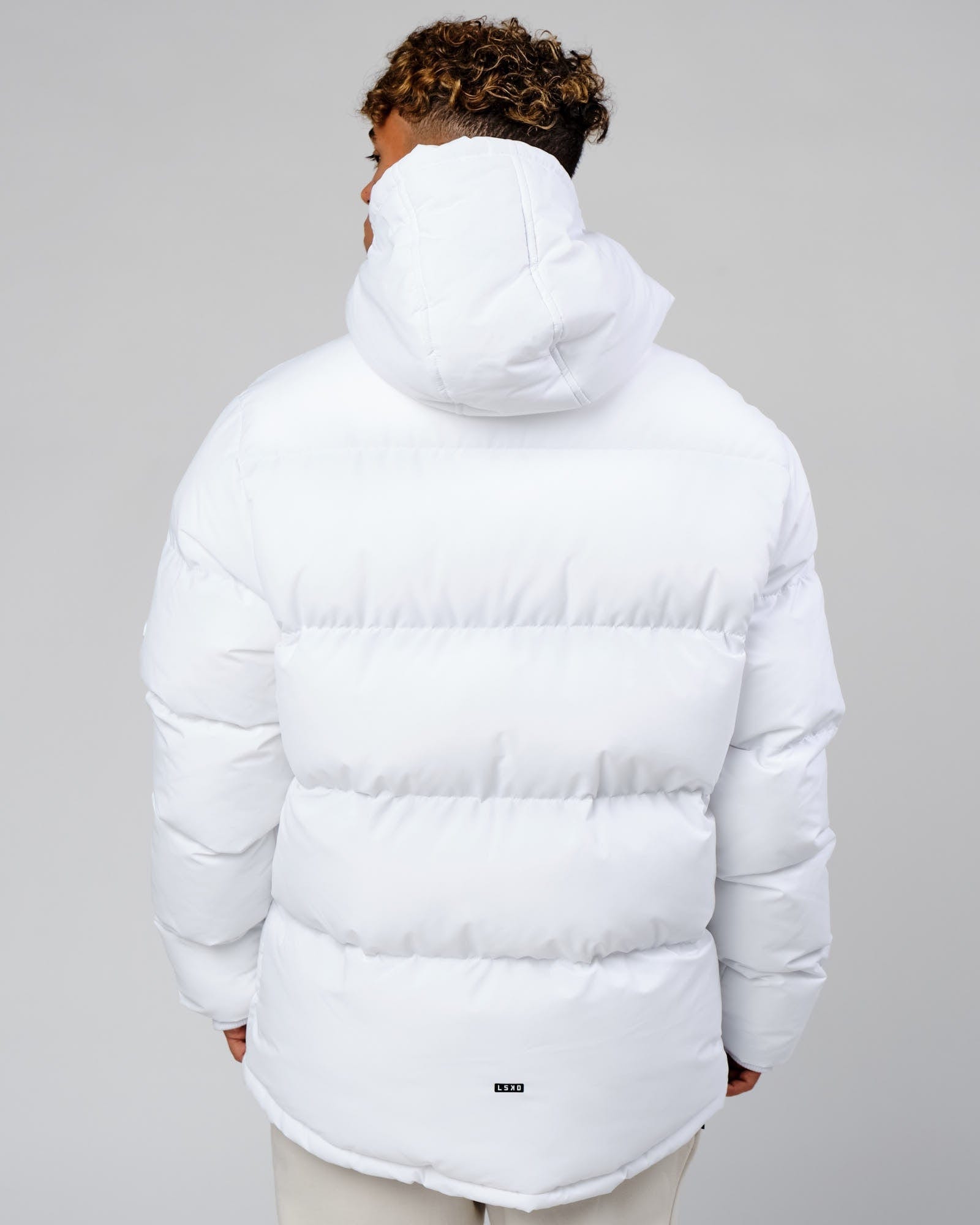 Model wearing Roasted Puffer Jacket Oversize 22 - White