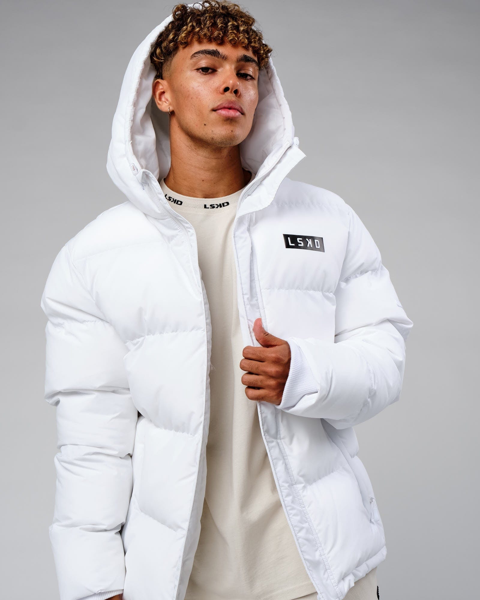 Model wearing Roasted Puffer Jacket Oversize 22 - White