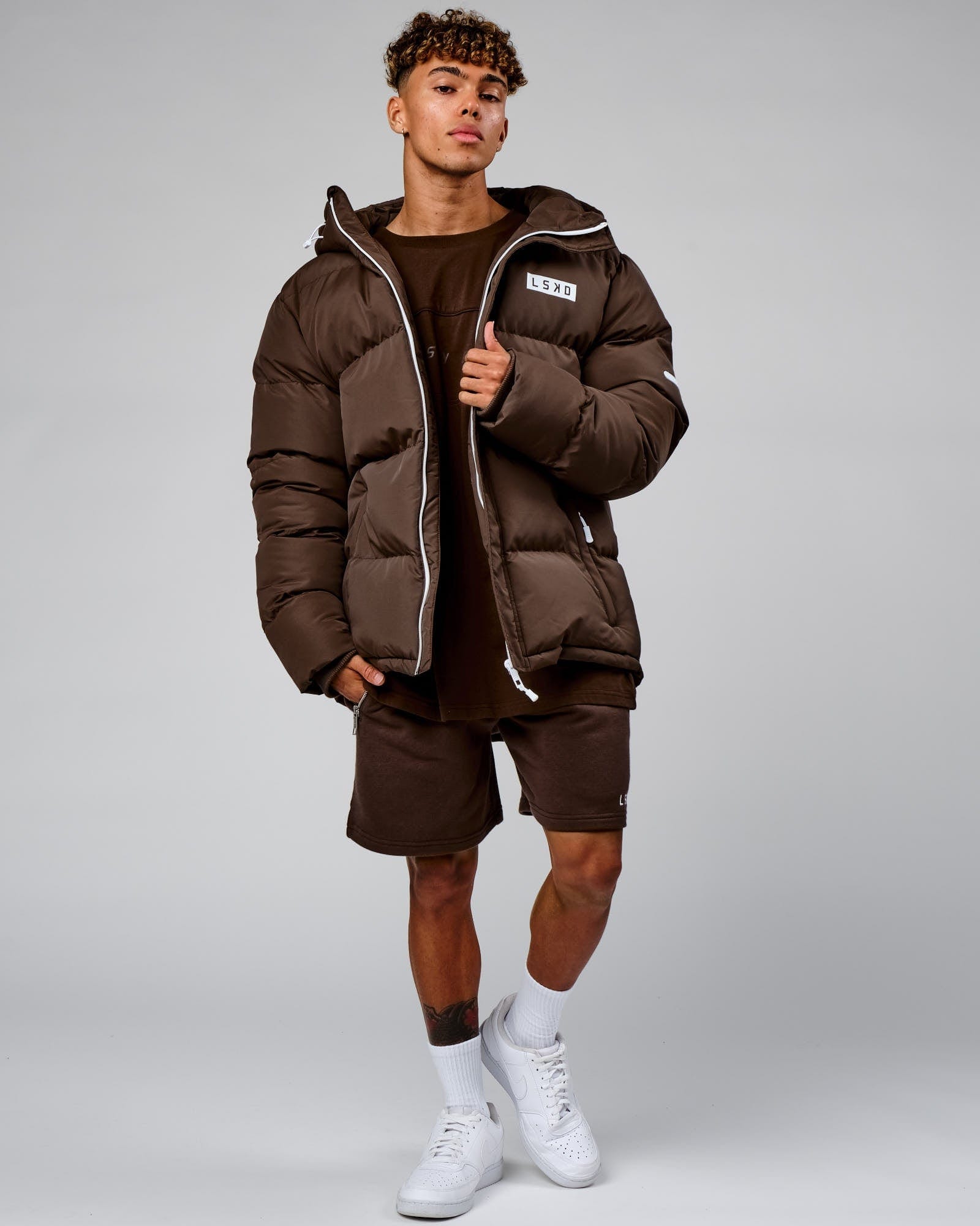 Model wearing Roasted Puffer Jacket Oversize 22 - Walnut