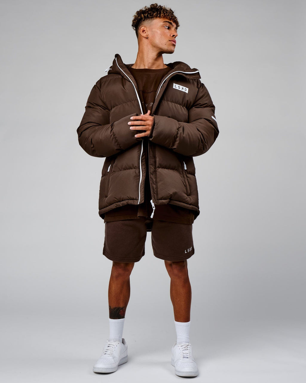 Model wearing Roasted Puffer Jacket Oversize 22 - Walnut