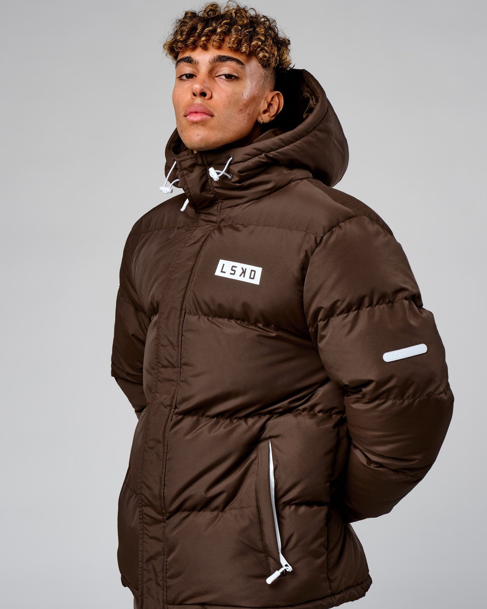 Model wearing Roasted Puffer Jacket Oversize 22 - Walnut