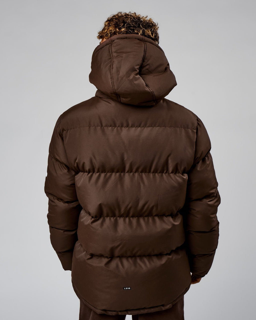Model wearing Roasted Puffer Jacket Oversize 22 - Walnut