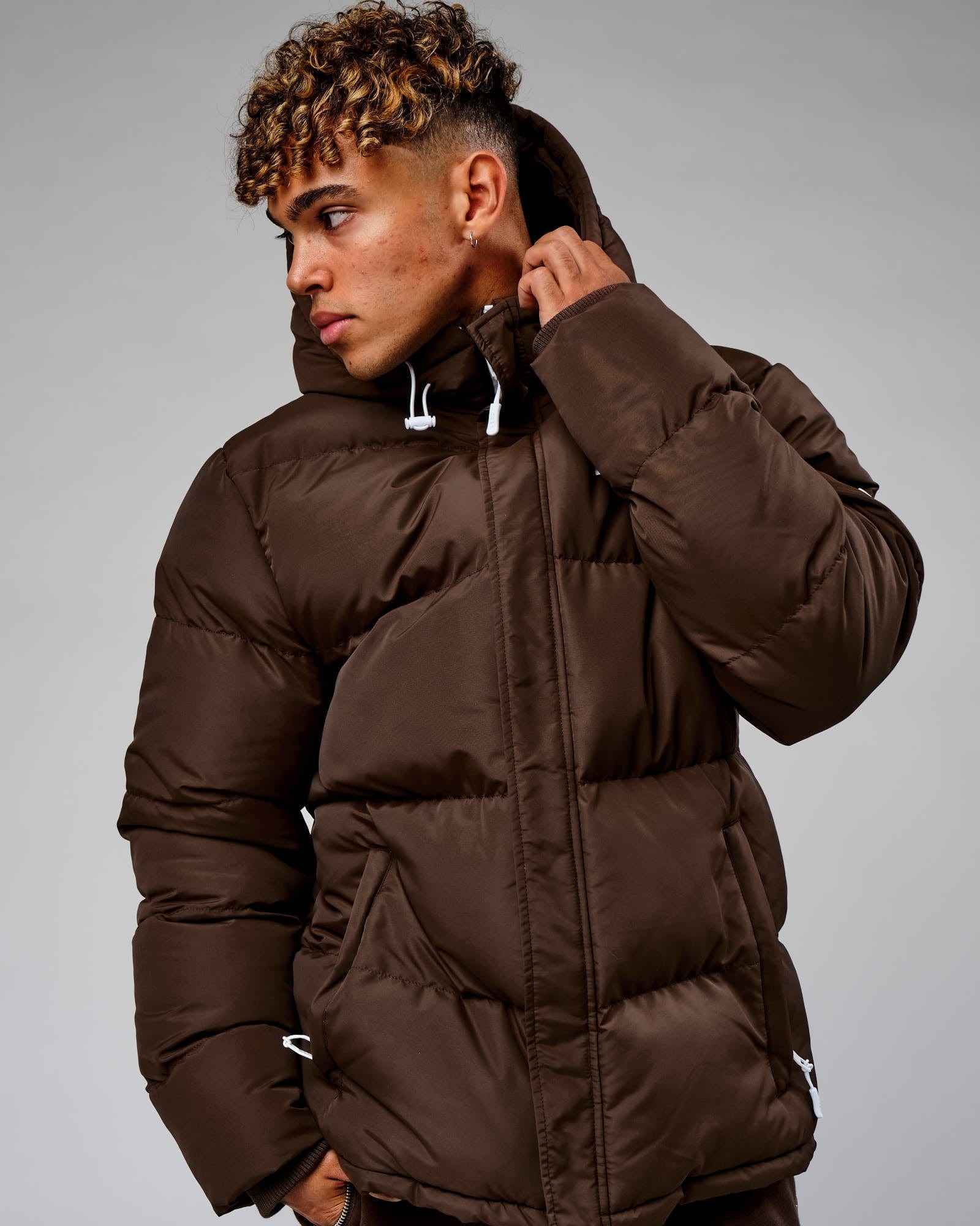 Model wearing Roasted Puffer Jacket Oversize 22 - Walnut