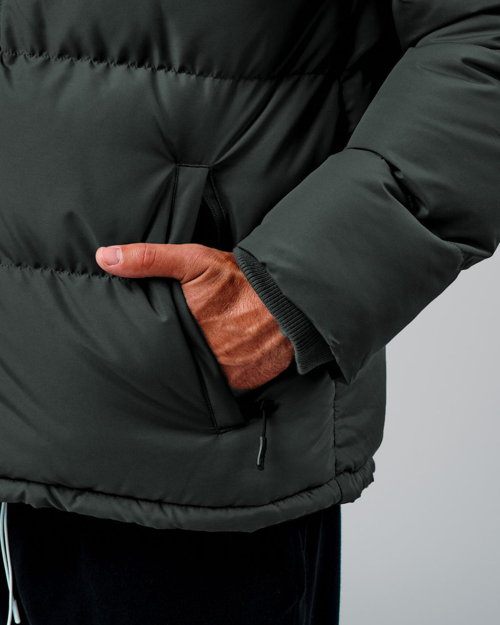 Model wearing Roasted Puffer Jacket Oversize 22 - Carbon Green