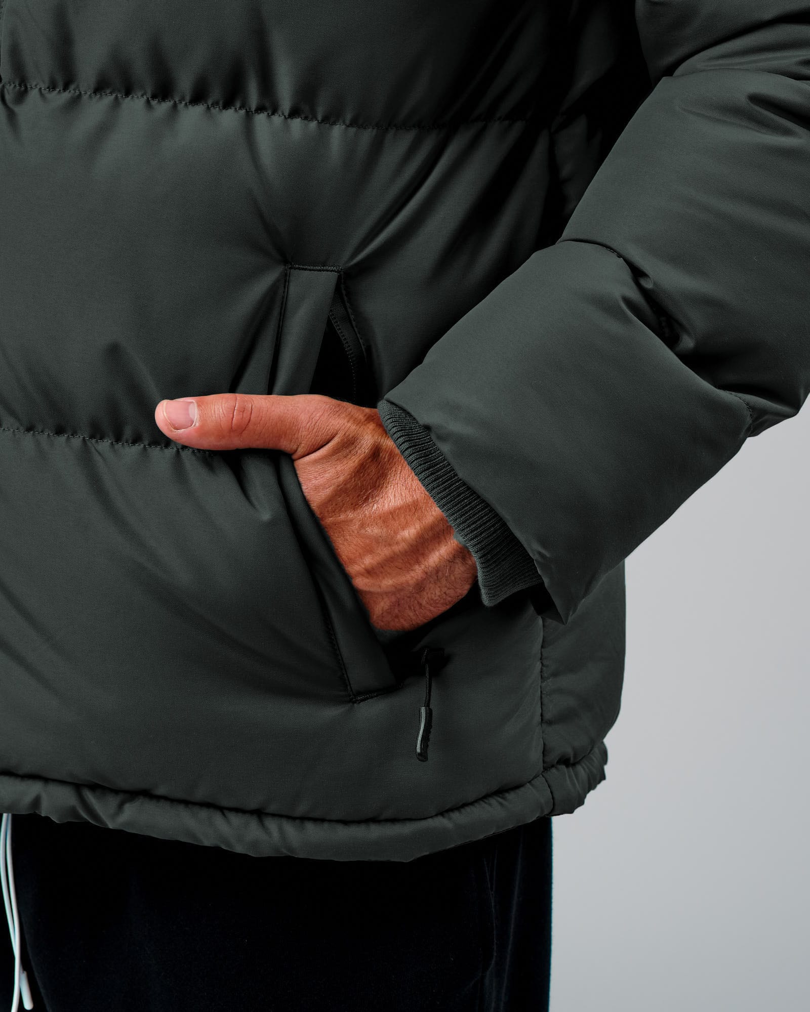 Model wearing Roasted Puffer Jacket Oversize 22 - Carbon Green