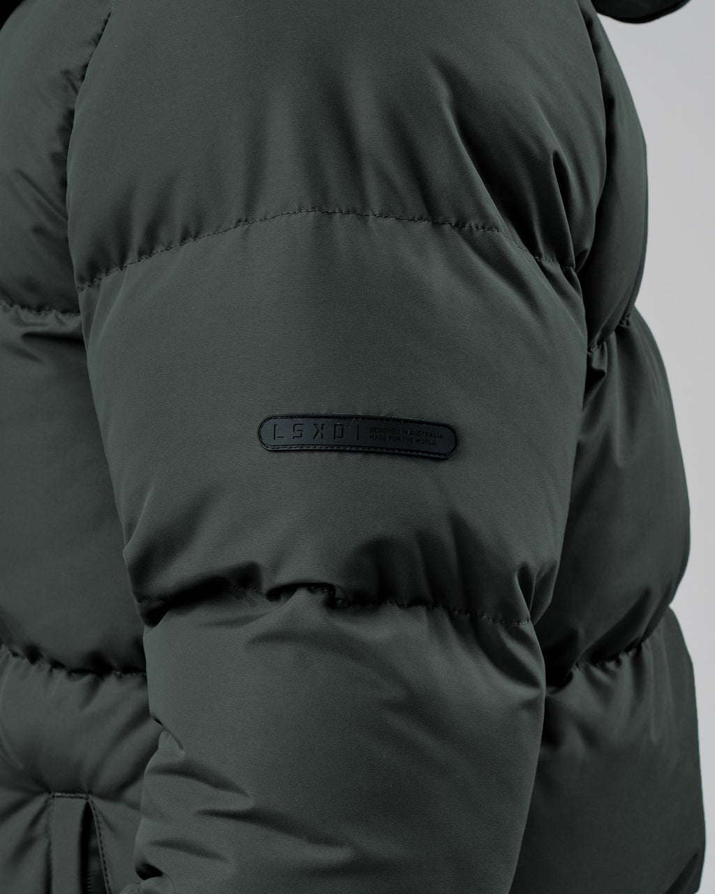 Model wearing Roasted Puffer Jacket Oversize 22 - Carbon Green