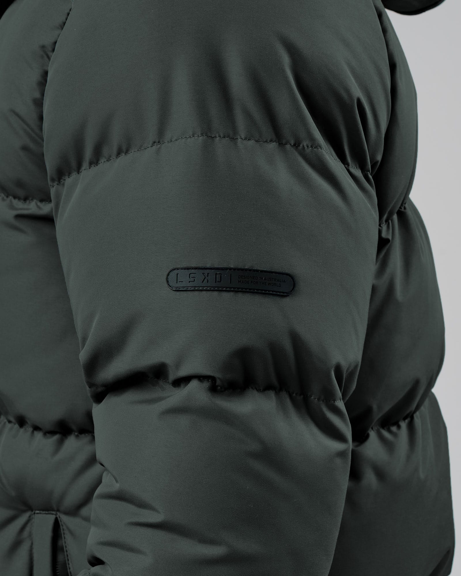 Model wearing Roasted Puffer Jacket Oversize 22 - Carbon Green