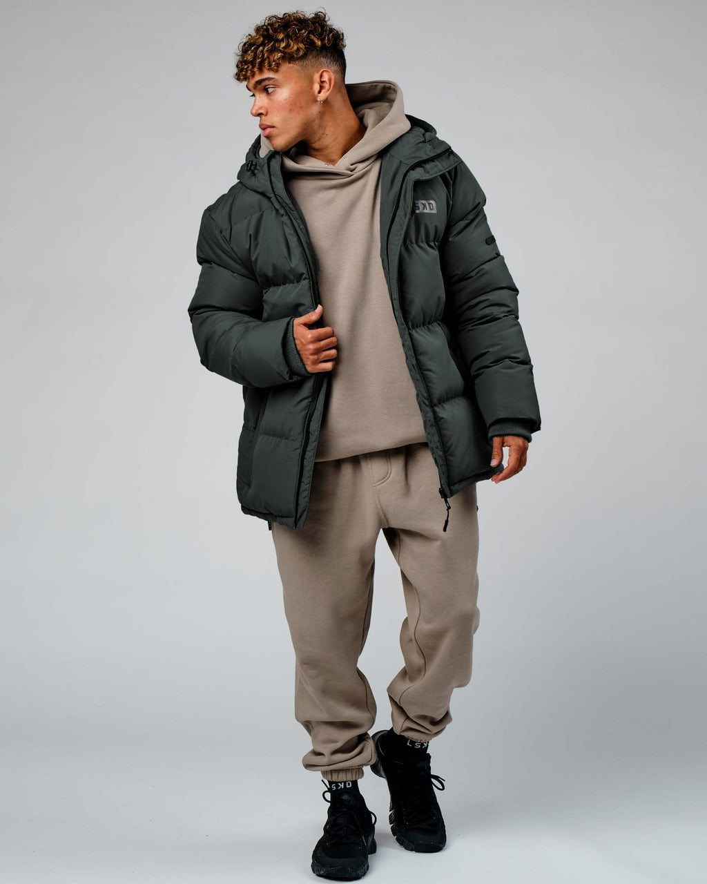 Model wearing Roasted Puffer Jacket Oversize 22 - Carbon Green