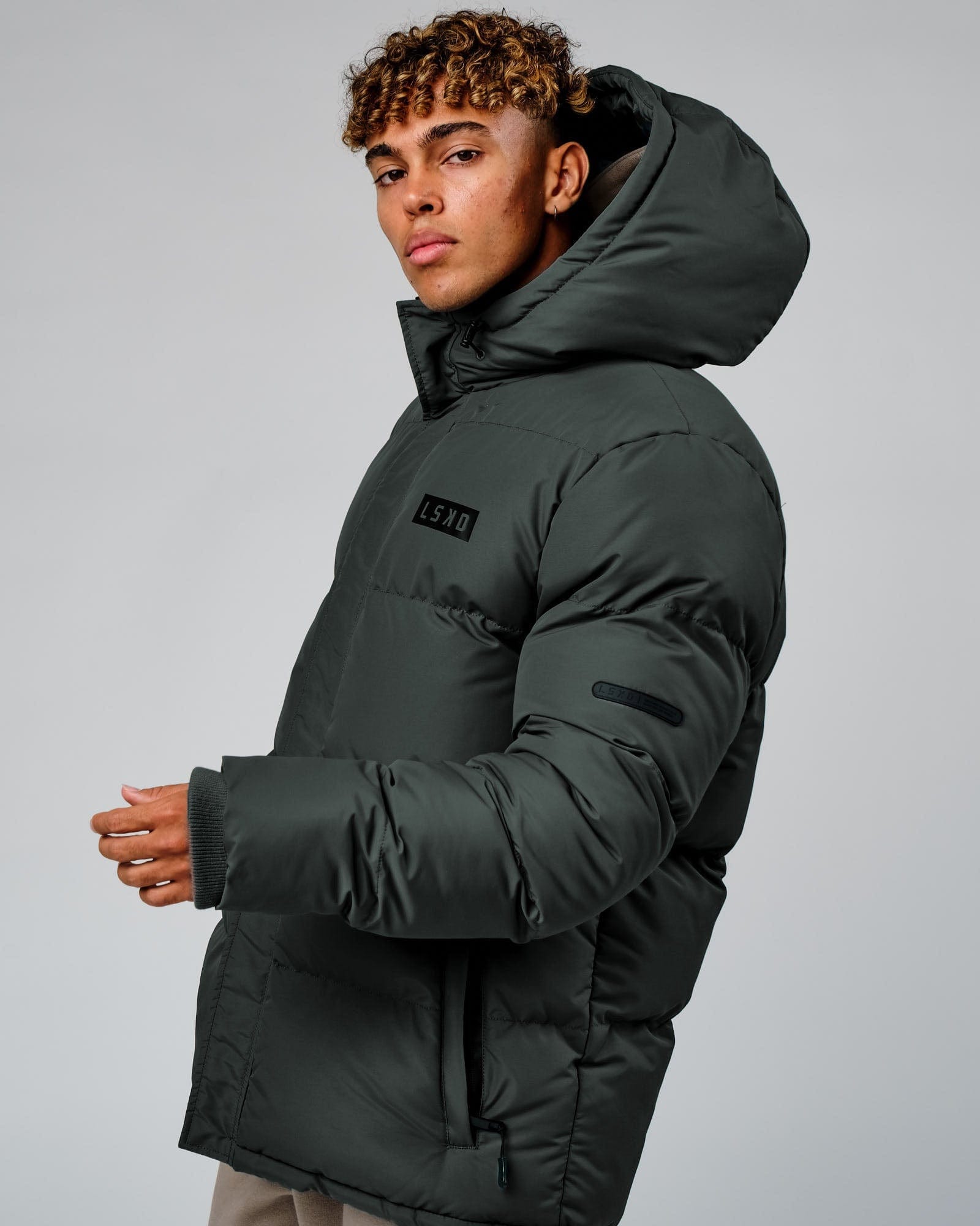 Model wearing Roasted Puffer Jacket Oversize 22 - Carbon Green