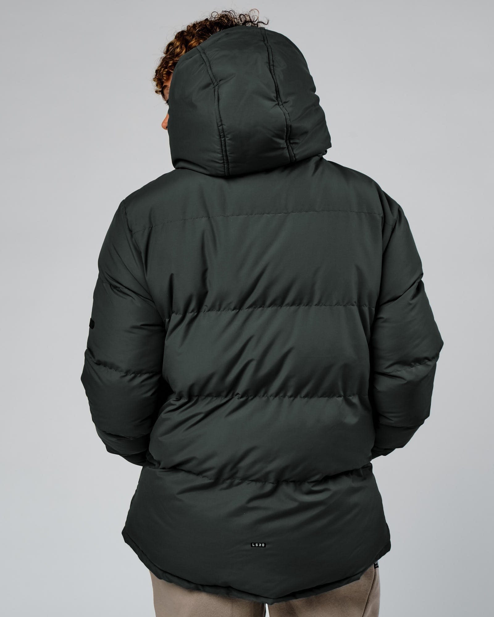 Model wearing Roasted Puffer Jacket Oversize 22 - Carbon Green
