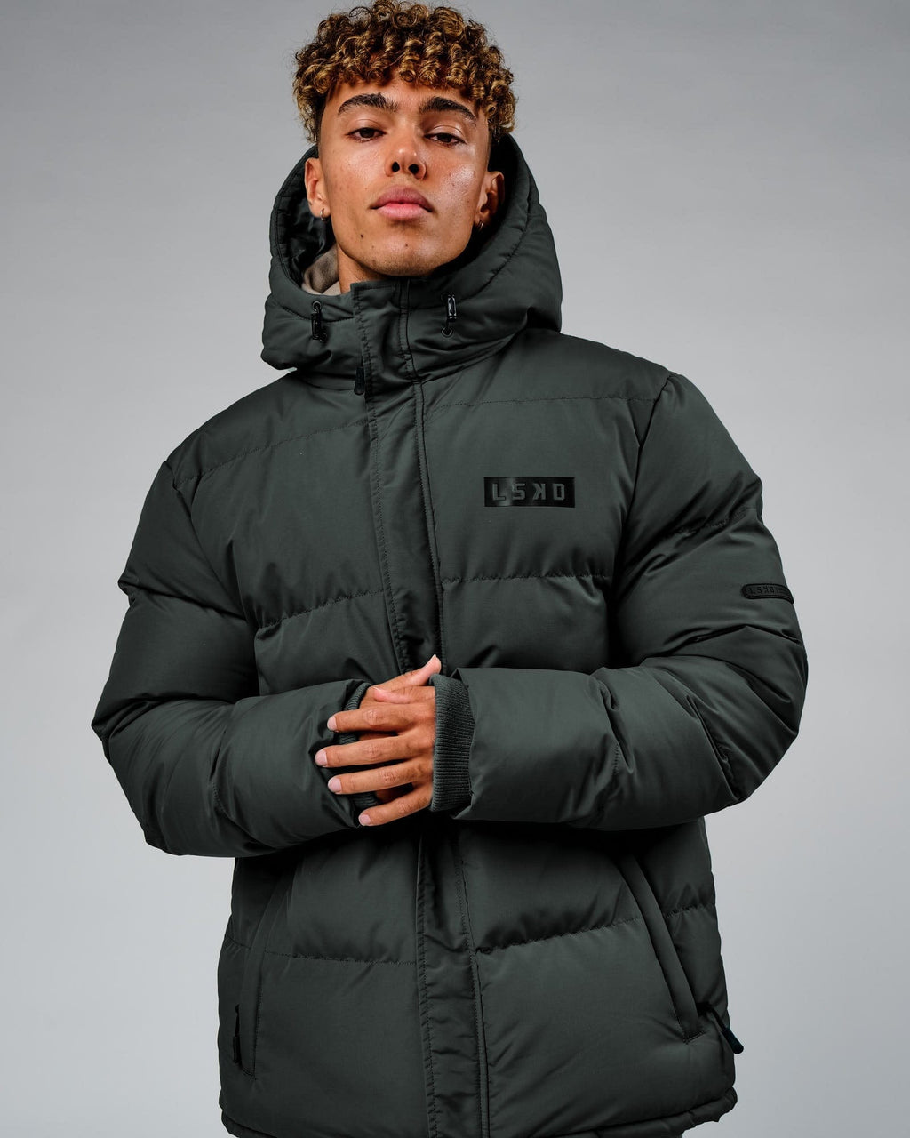 Model wearing Roasted Puffer Jacket Oversize 22 - Carbon Green