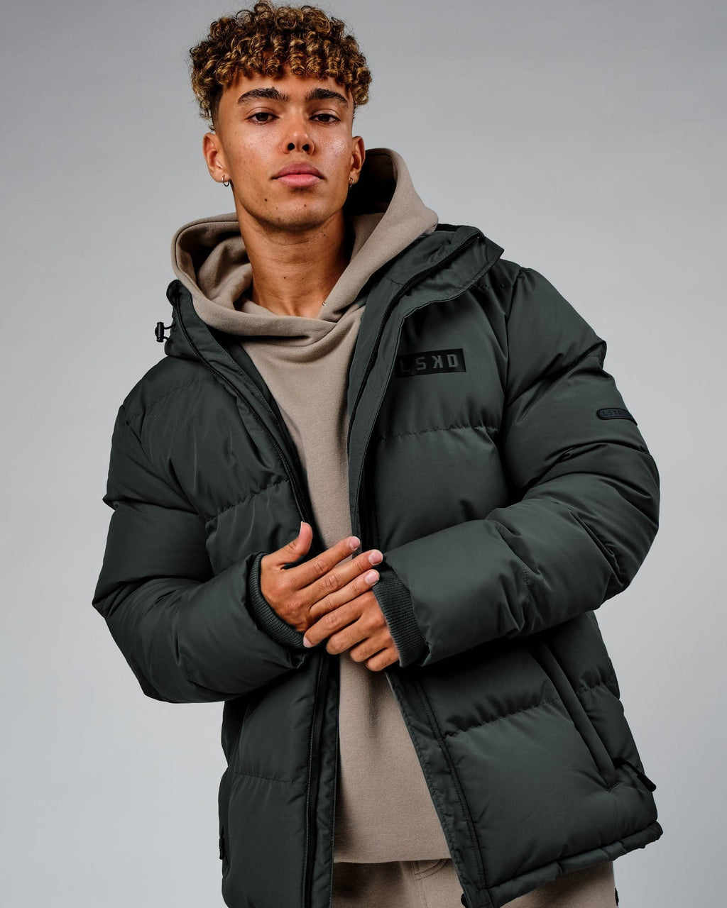 Model wearing Roasted Puffer Jacket Oversize 22 - Carbon Green