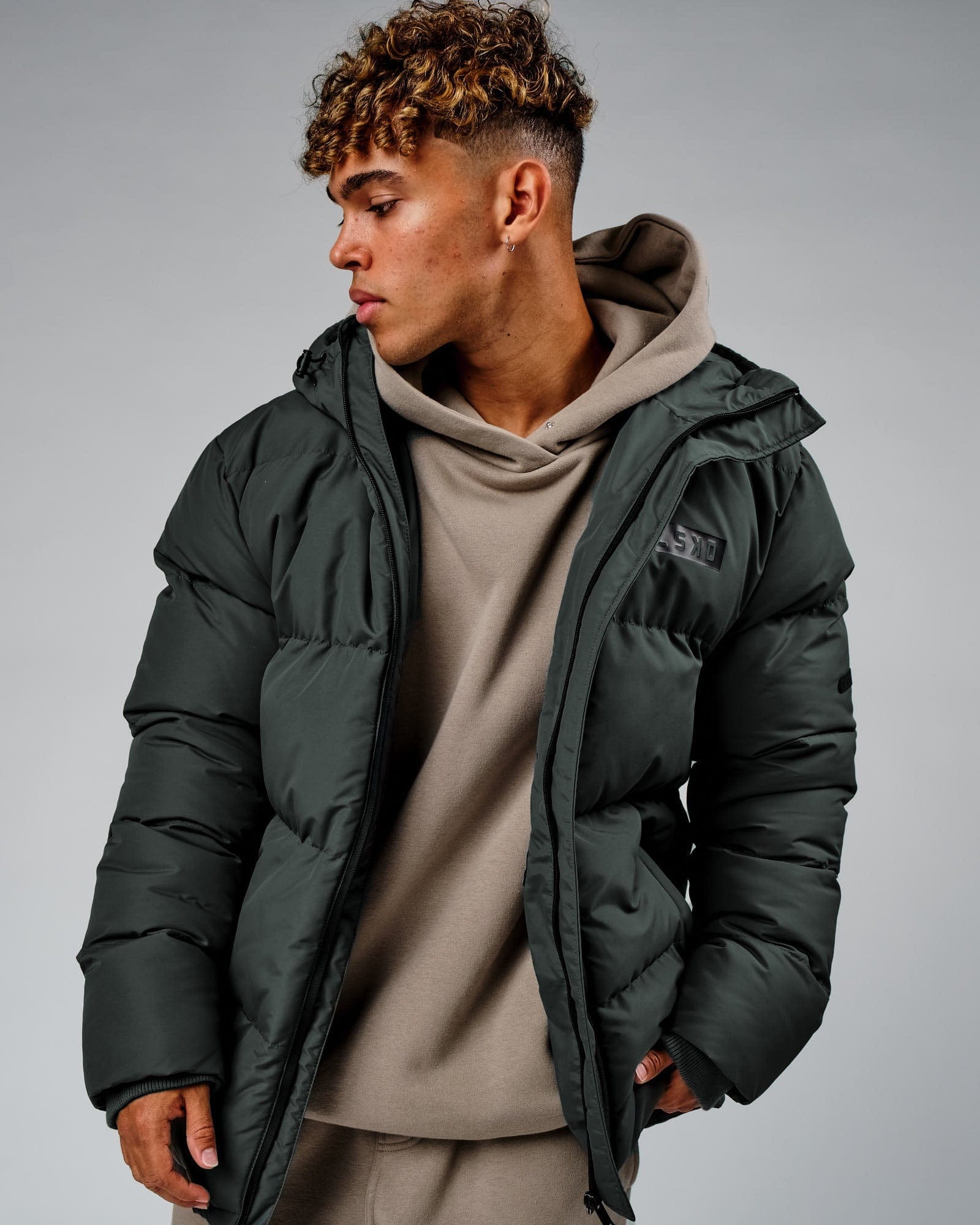 Model wearing Roasted Puffer Jacket Oversize 22 - Carbon Green
