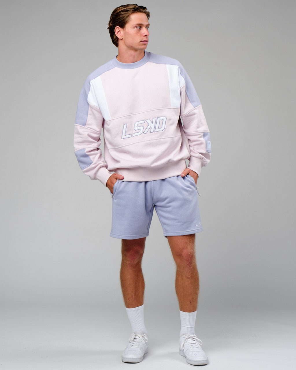 Model wearing Slam Sweater Oversize - Orchid Ice
