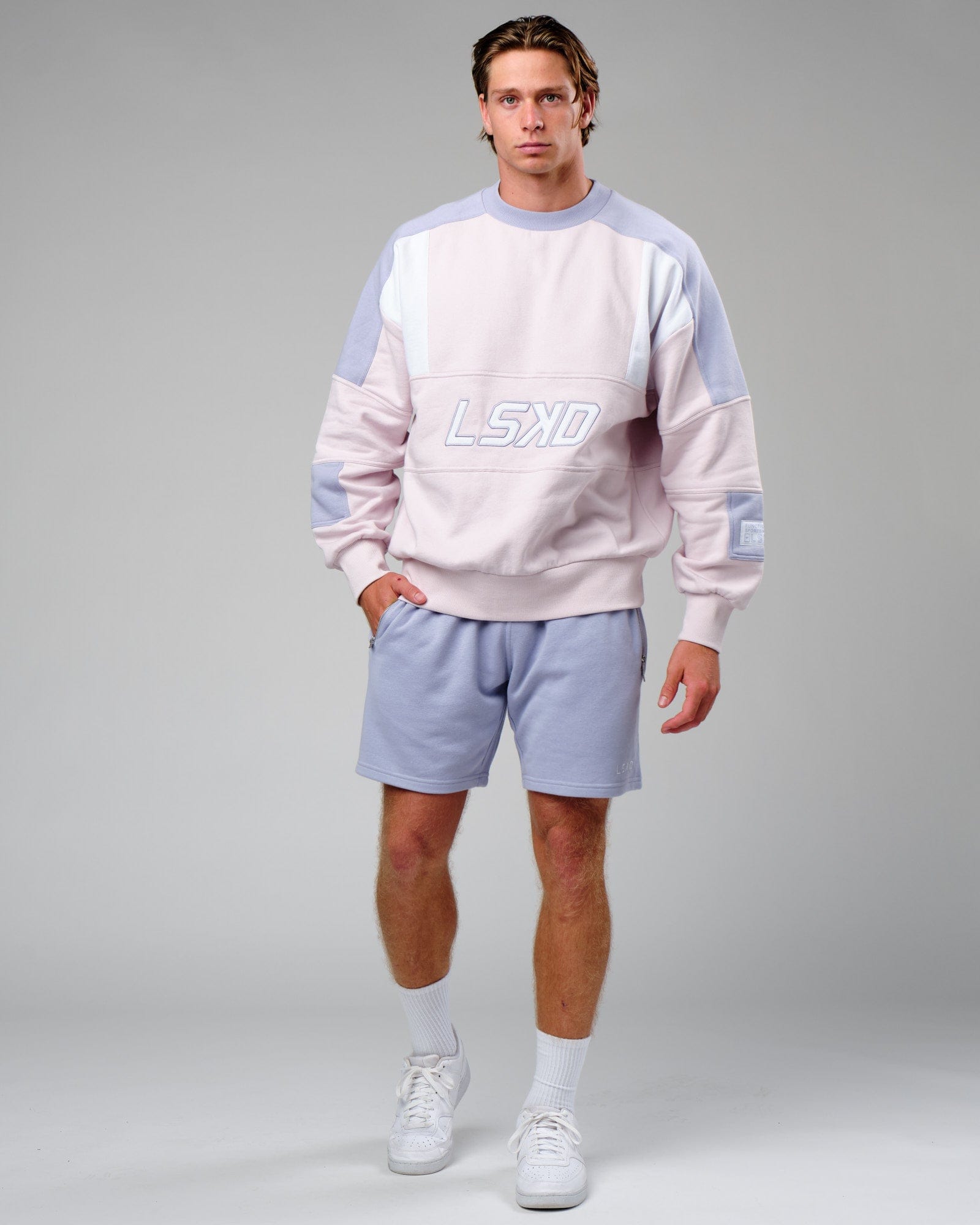 Model wearing Slam Sweater Oversize - Orchid Ice