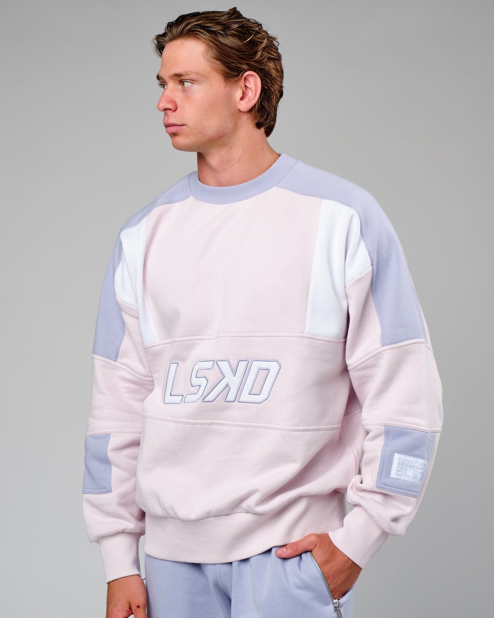Model wearing Slam Sweater Oversize - Orchid Ice