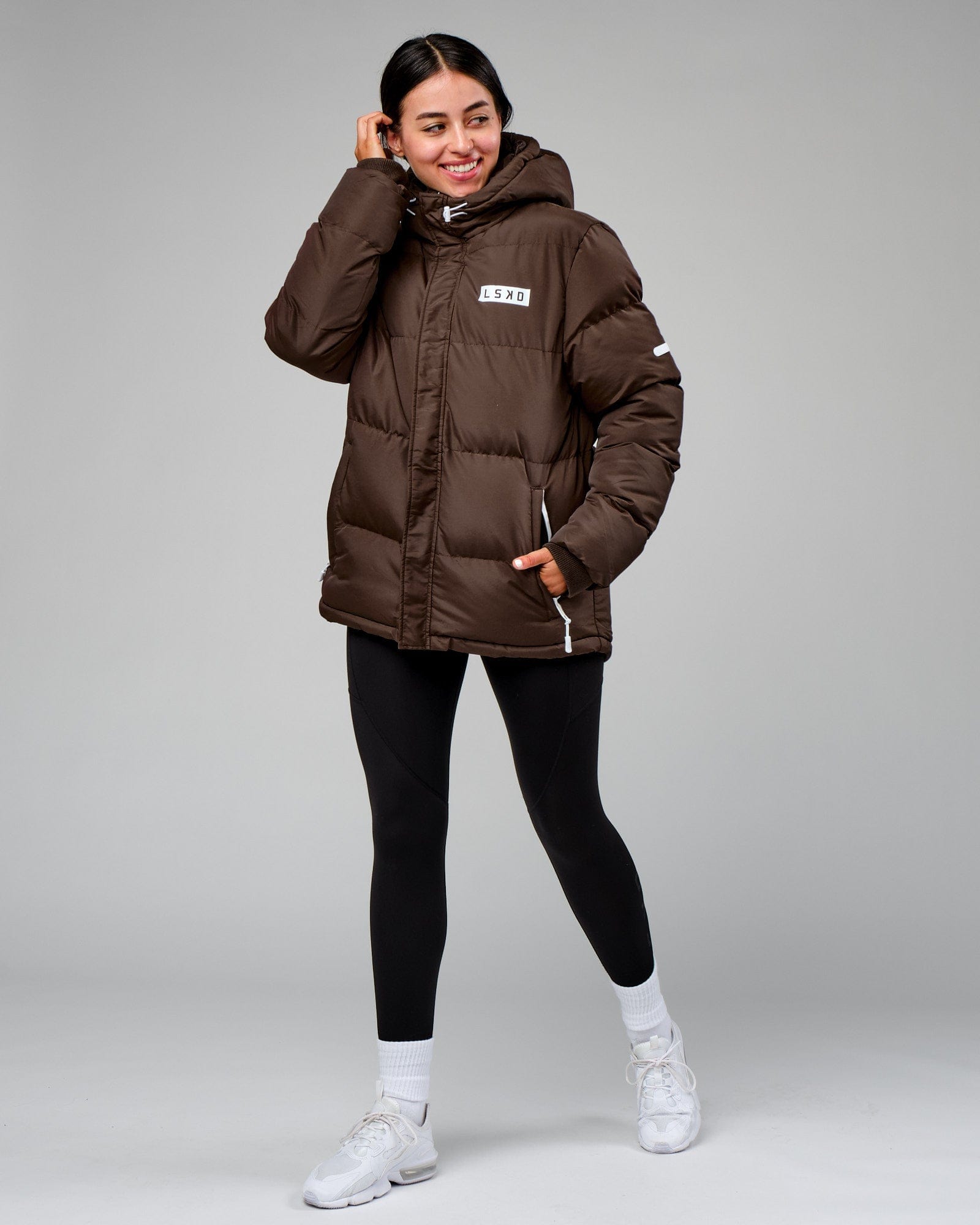 Model wearing Unisex Roasted Puffer Jacket Oversize 22 - Walnut