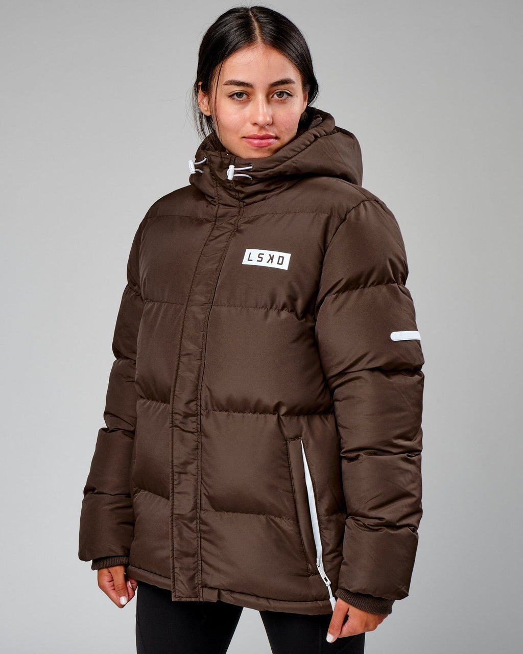 Model wearing Unisex Roasted Puffer Jacket Oversize 22 - Walnut