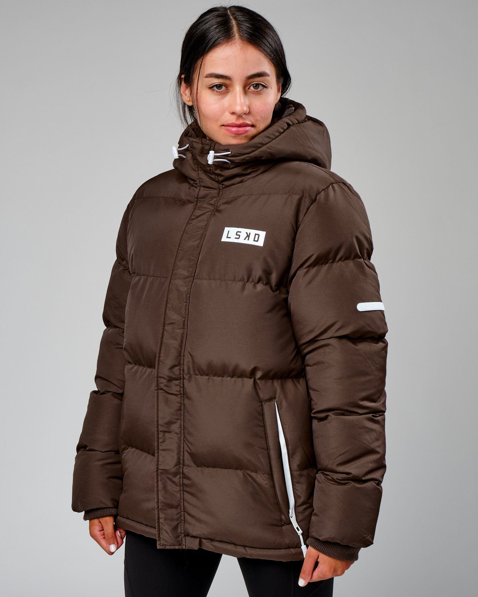 Model wearing Unisex Roasted Puffer Jacket Oversize 22 - Walnut