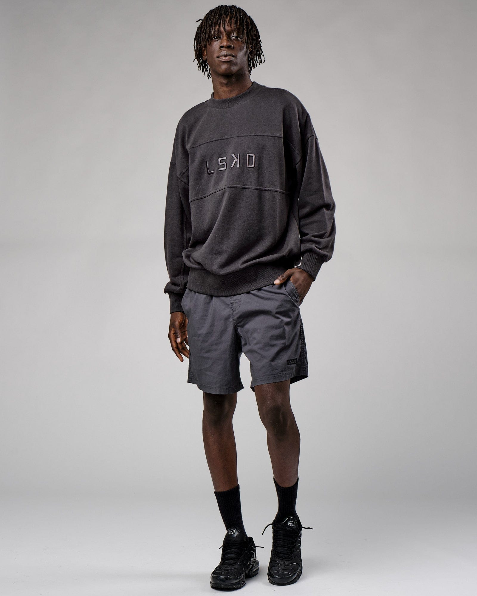 Model wearing Slice Sweater Oversize - Phantom