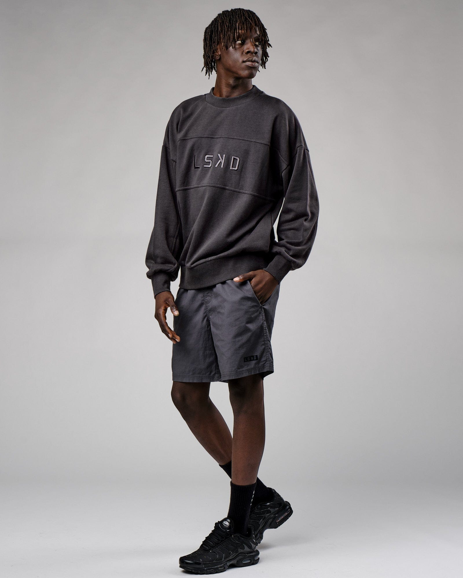 Model wearing Slice Sweater Oversize - Phantom