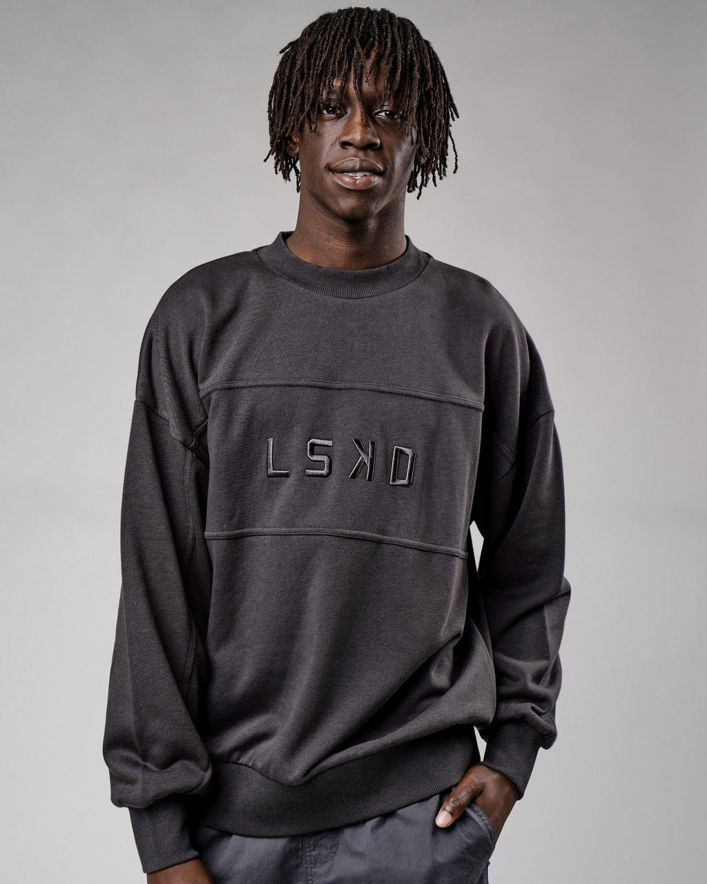 Model wearing Slice Sweater Oversize - Phantom