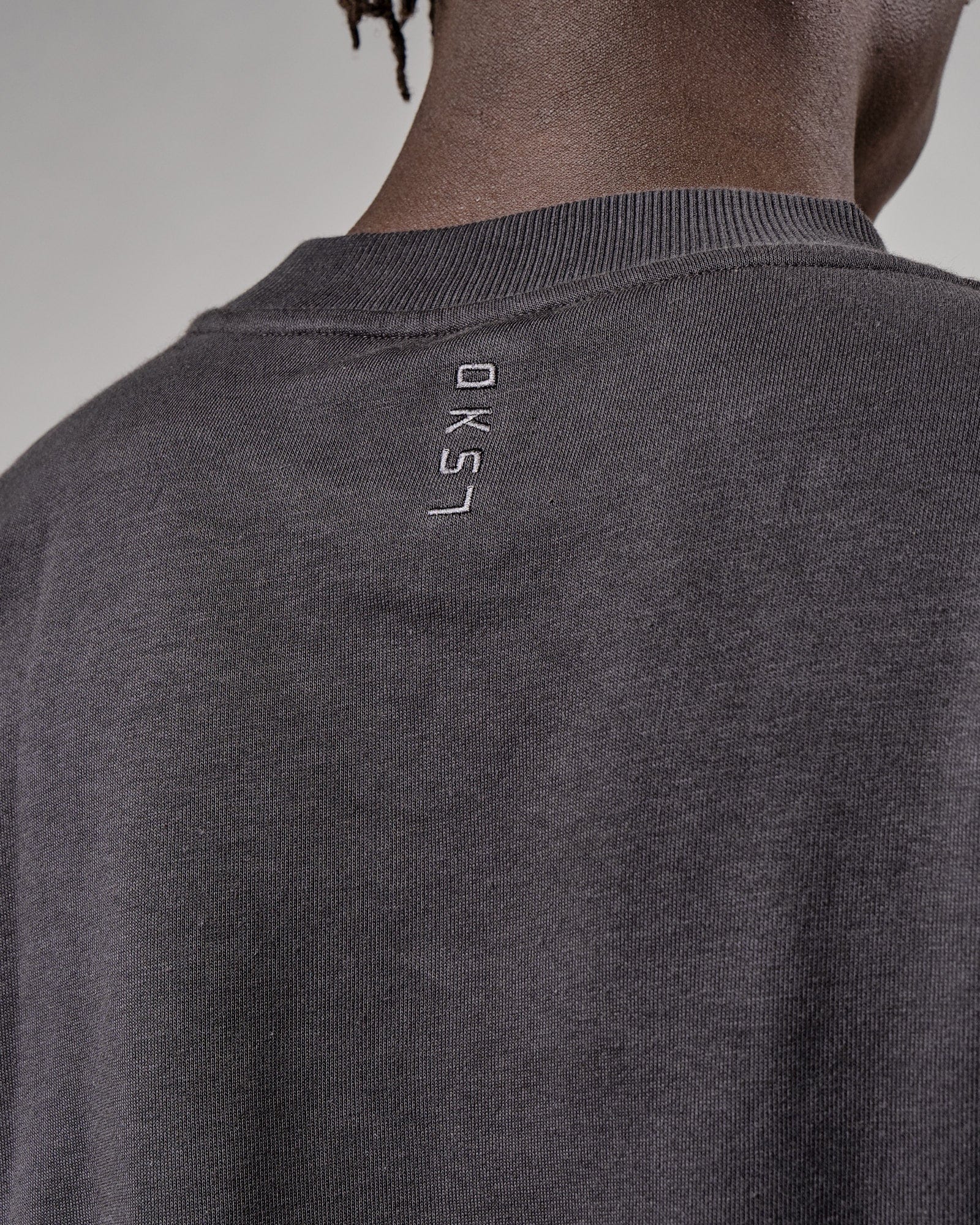 Model wearing Slice Sweater Oversize - Phantom