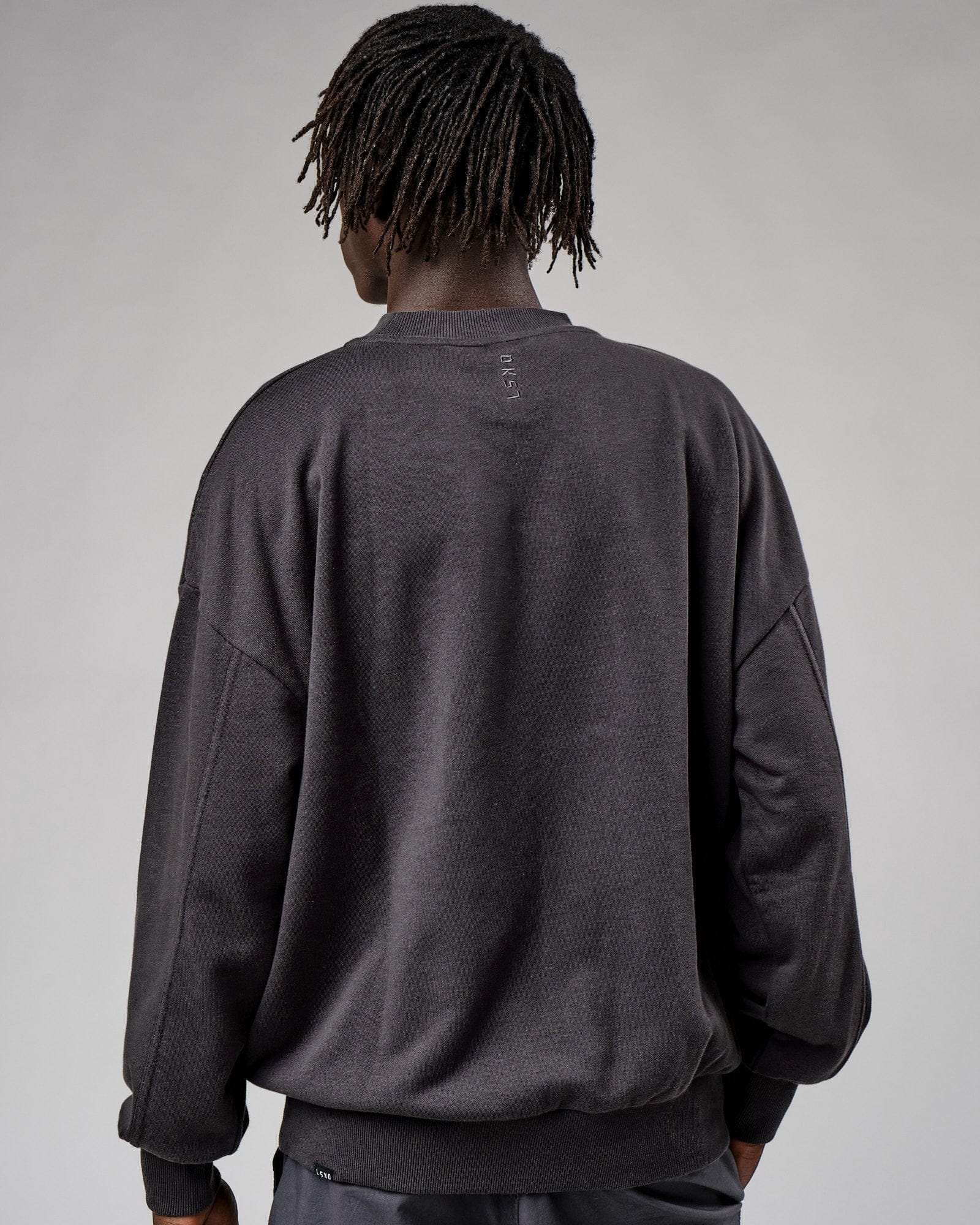 Model wearing Slice Sweater Oversize - Phantom