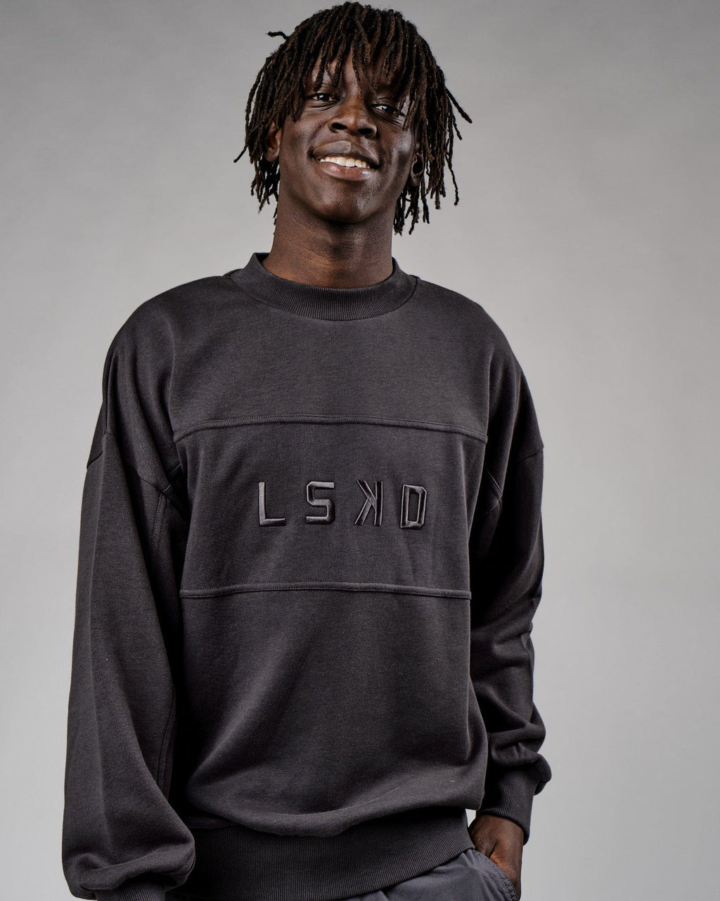 Model wearing Slice Sweater Oversize - Phantom