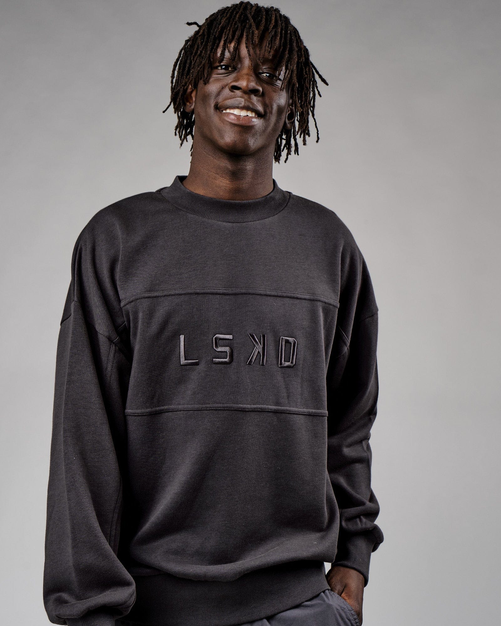 Model wearing Slice Sweater Oversize - Phantom