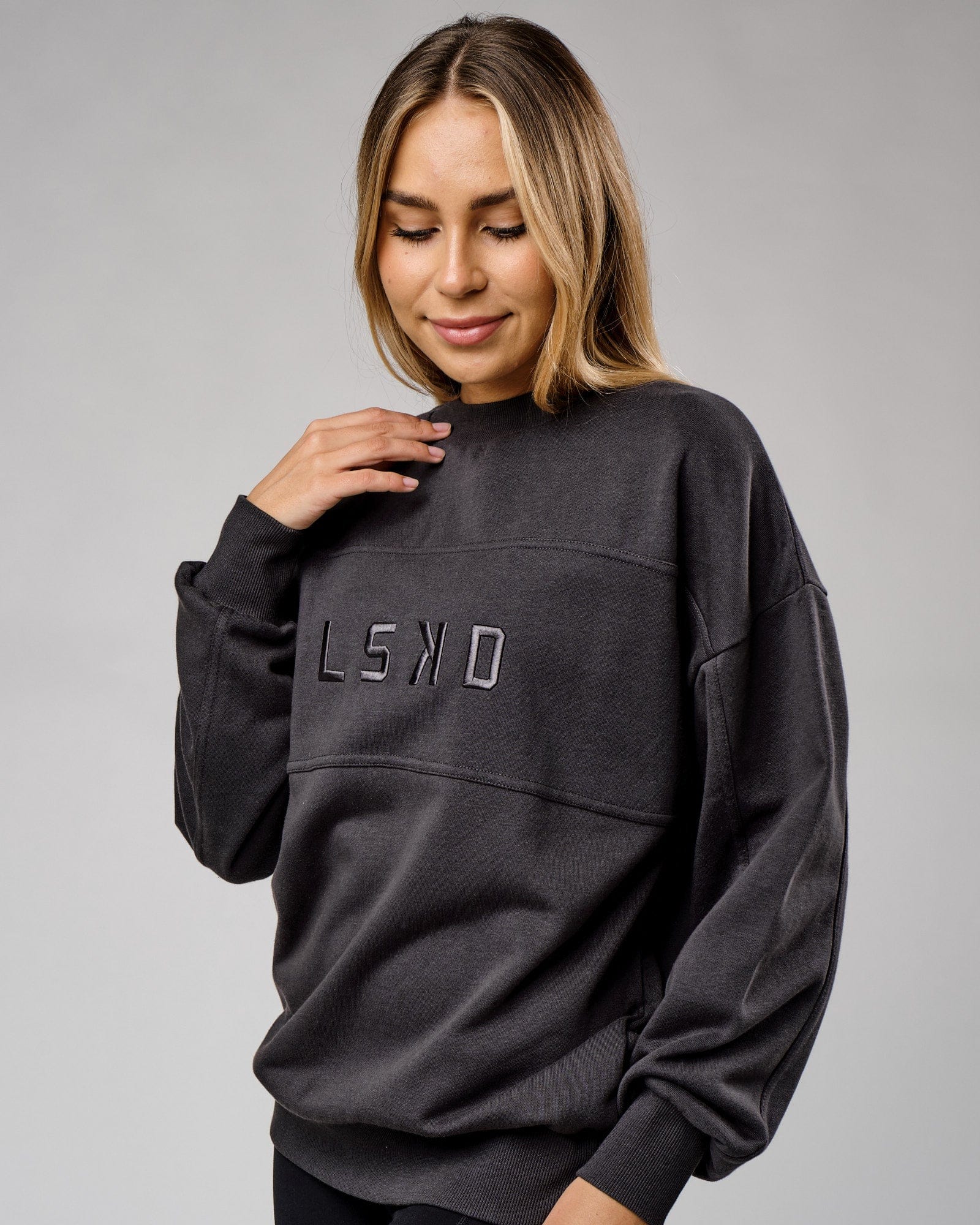 Model wearing Unisex Slice Sweater Oversize - Phantom