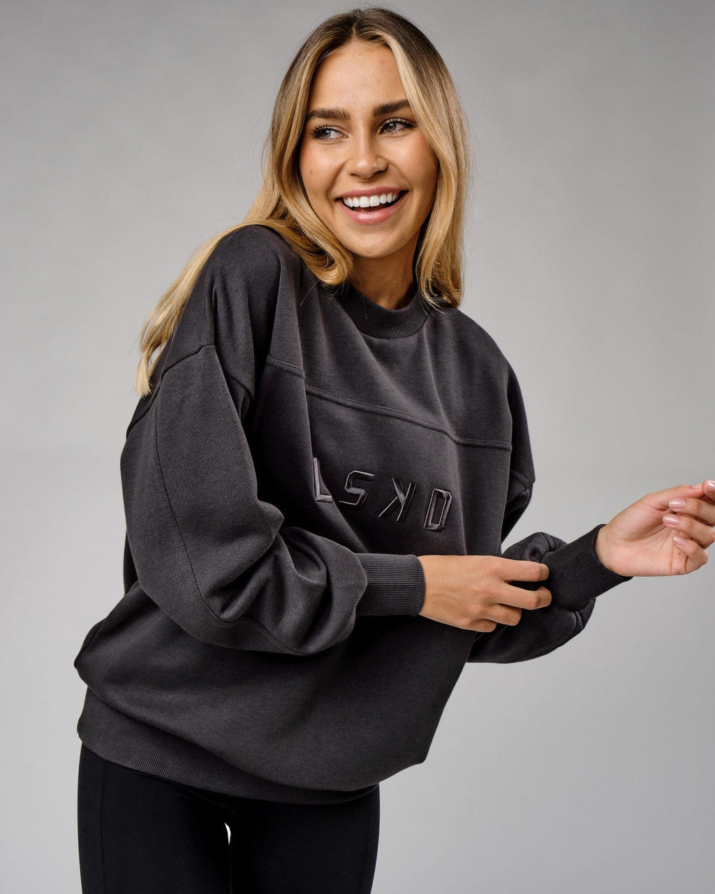 Model wearing Unisex Slice Sweater Oversize - Phantom