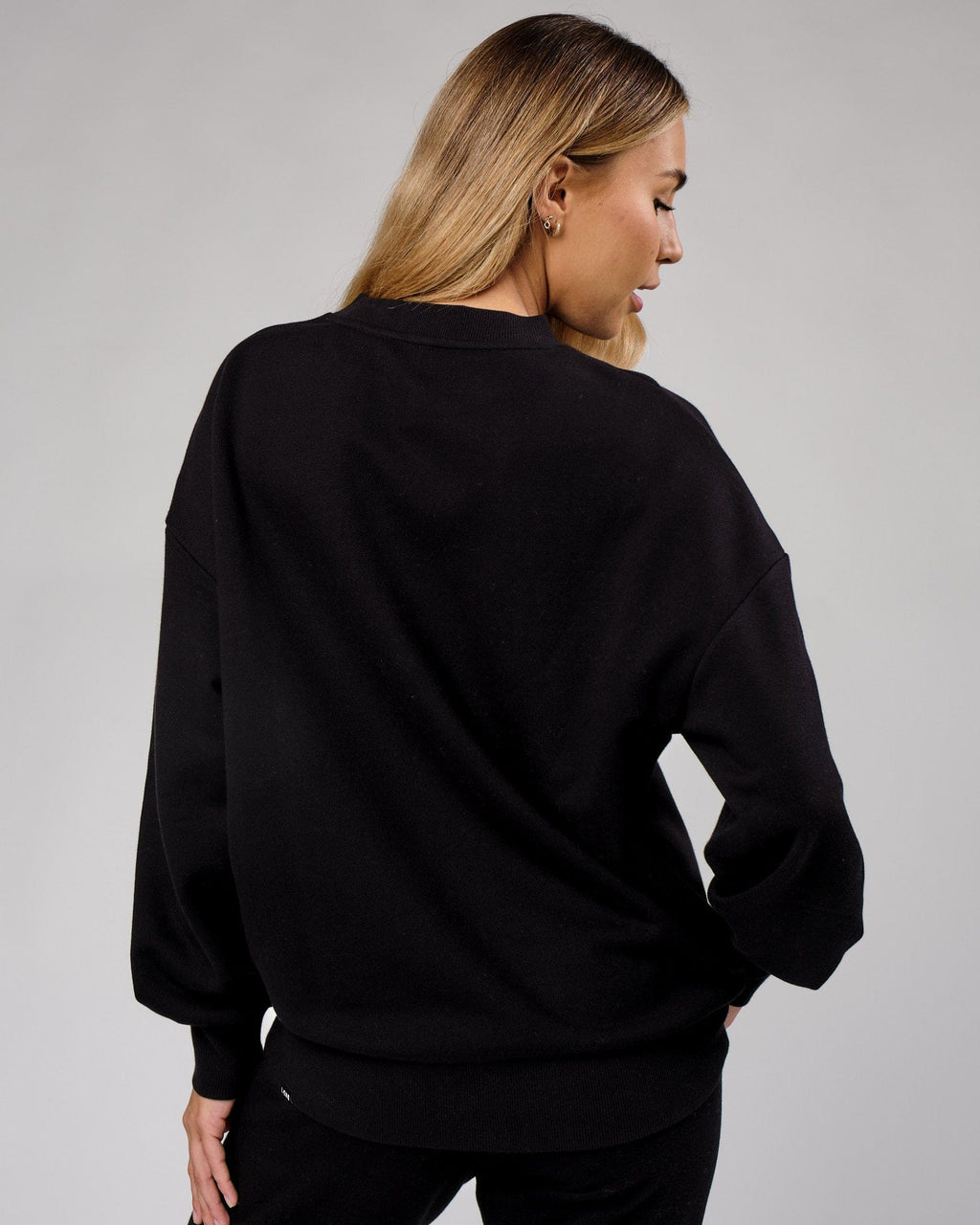 Model wearing Unisex Cornerstone Sweater Oversize - Black