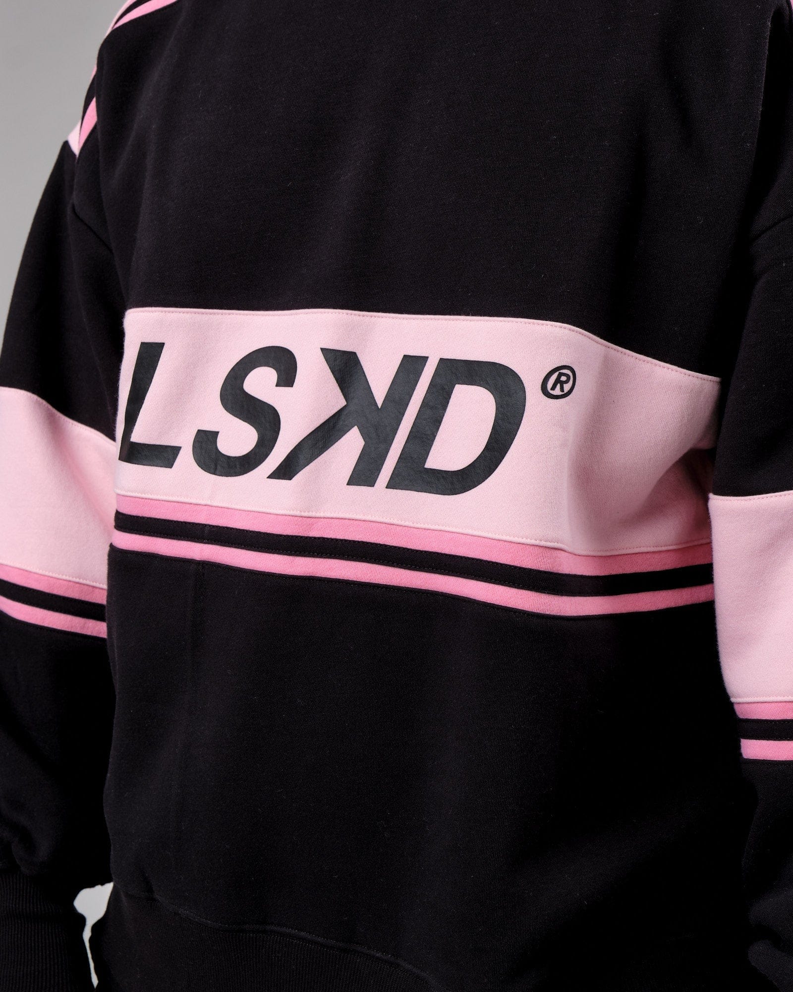 Model wearing Unisex A-Team Sweater Oversize - Black-Petal Pink